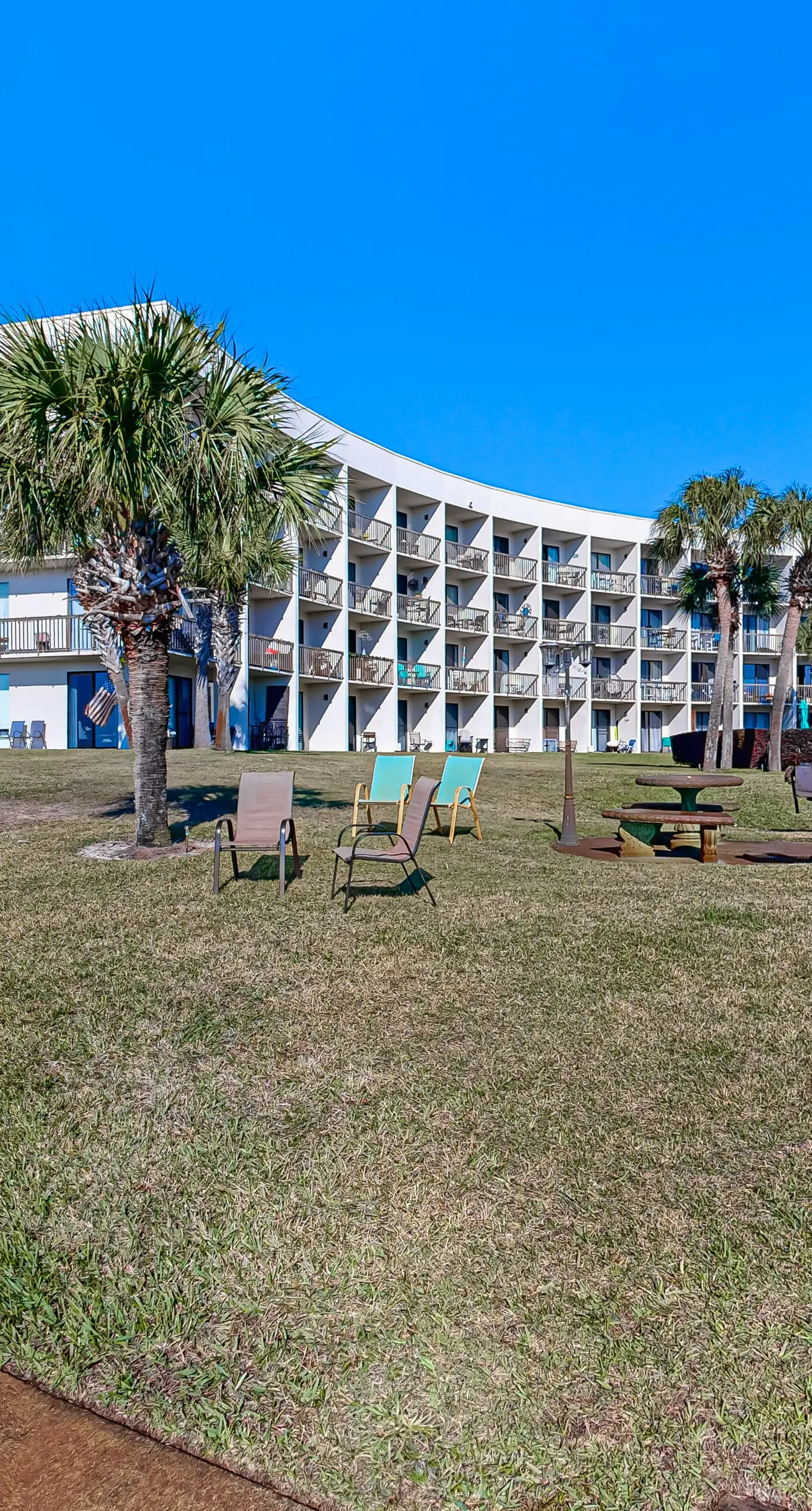 Wonderful sound-front studio with pool, central AC, balcony & elevator
