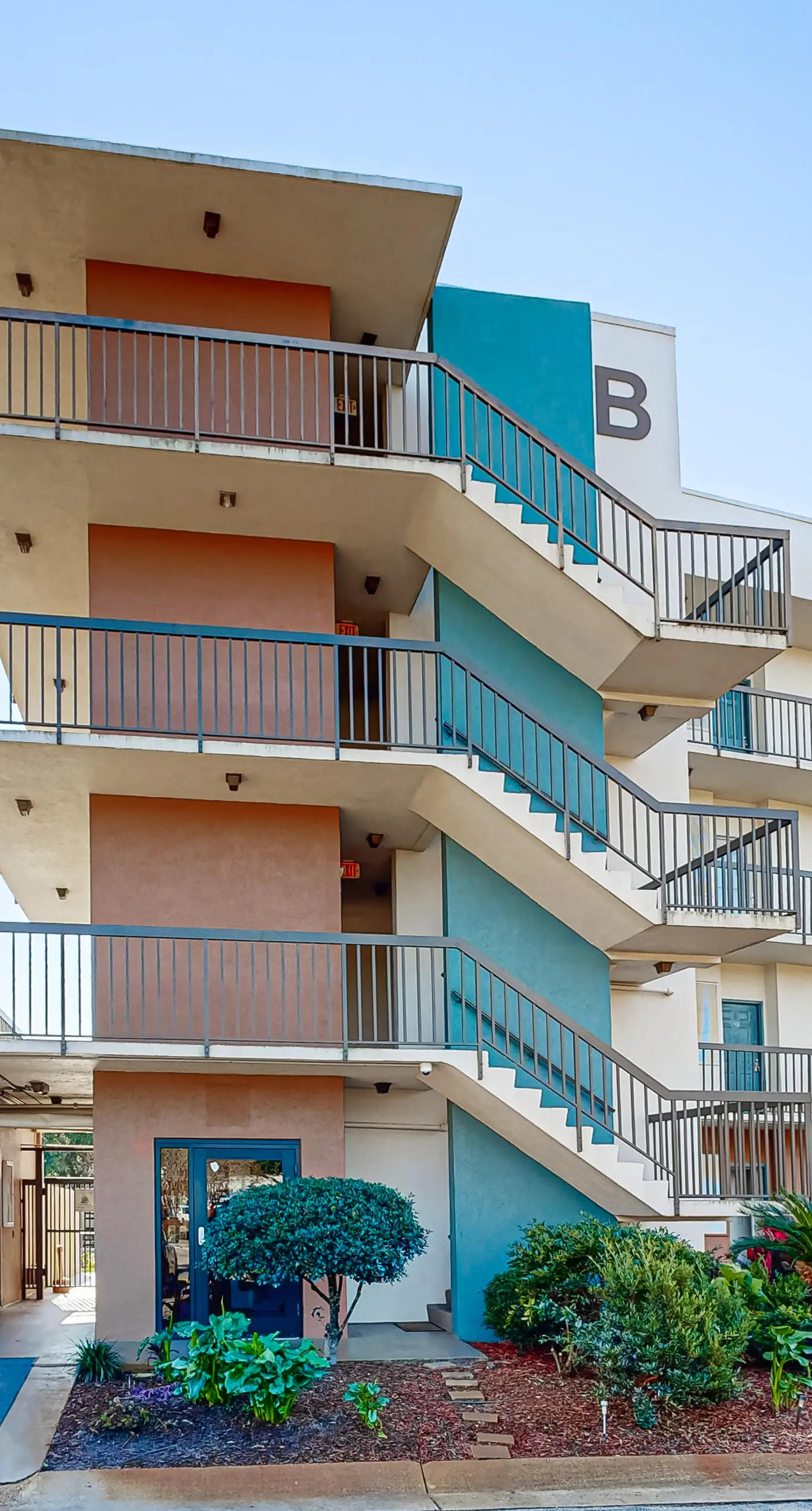 Wonderful sound-front studio with pool, central AC, balcony & elevator