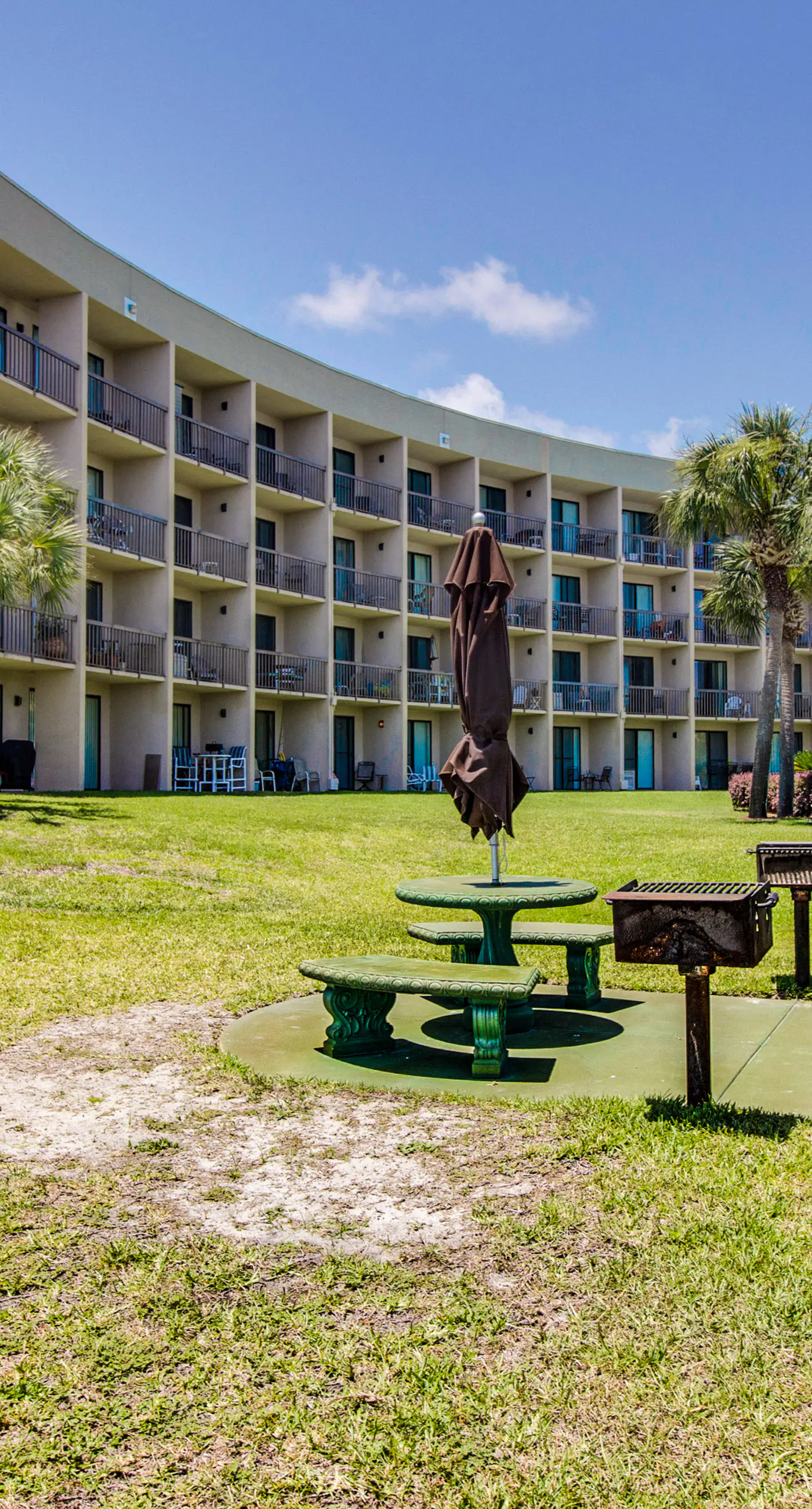 Wonderful sound-front studio with pool, central AC, balcony & elevator