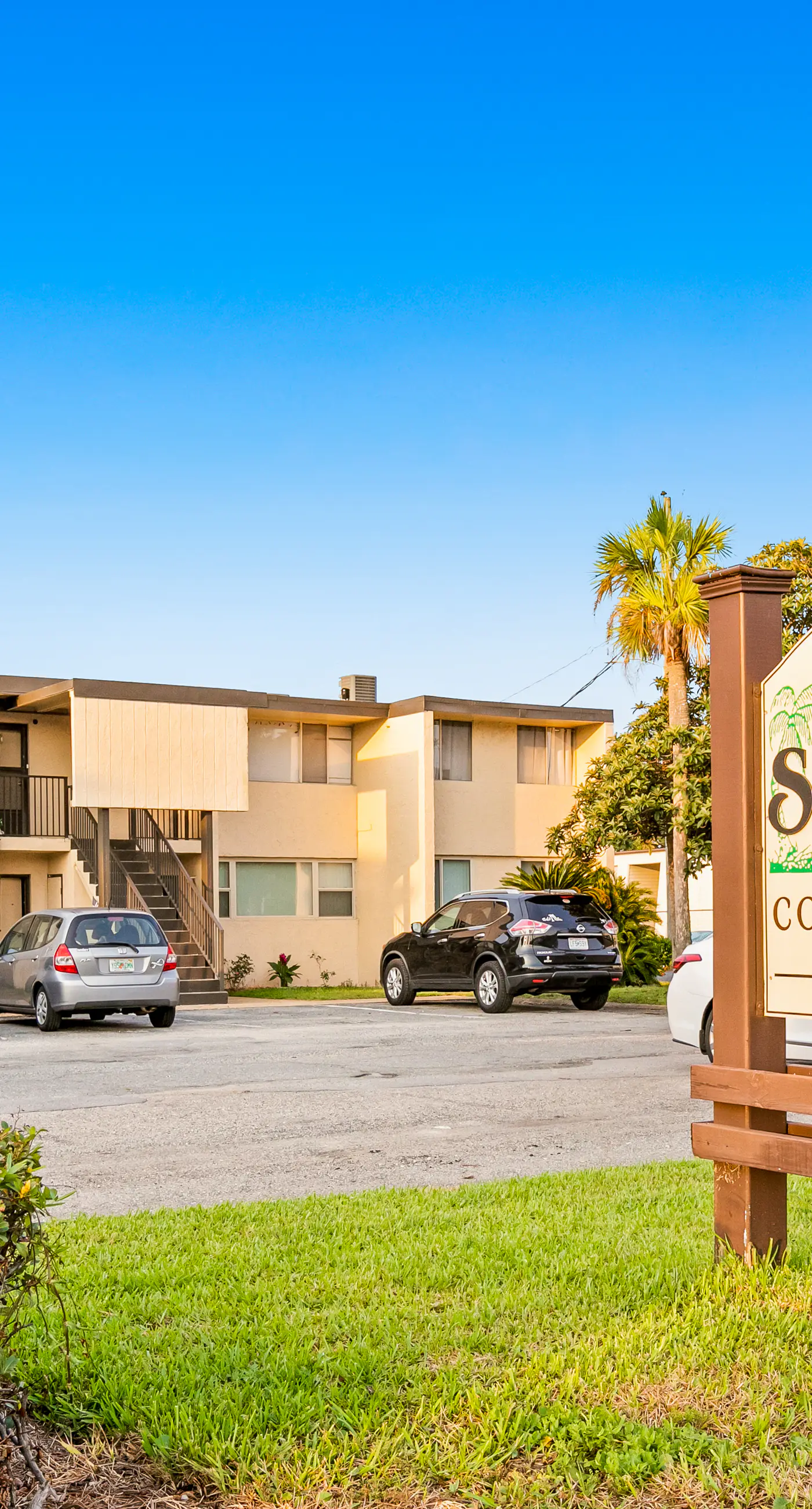 Waterfront condo with pool, central AC, washer/dryer, and WiFi