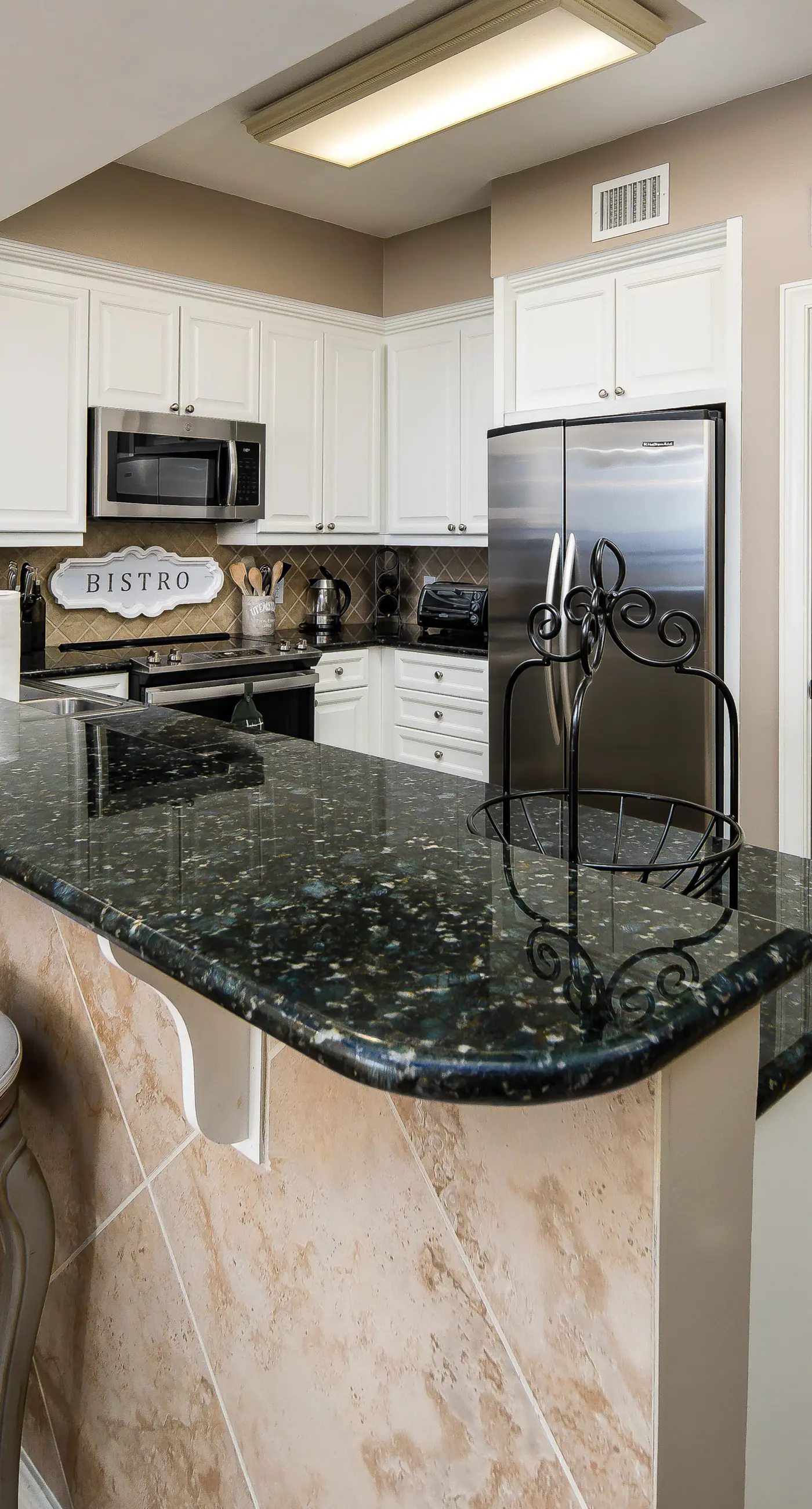 Gulf-view condo with beachfront access, pool, hot tub, gym, AC, & washer&dryer