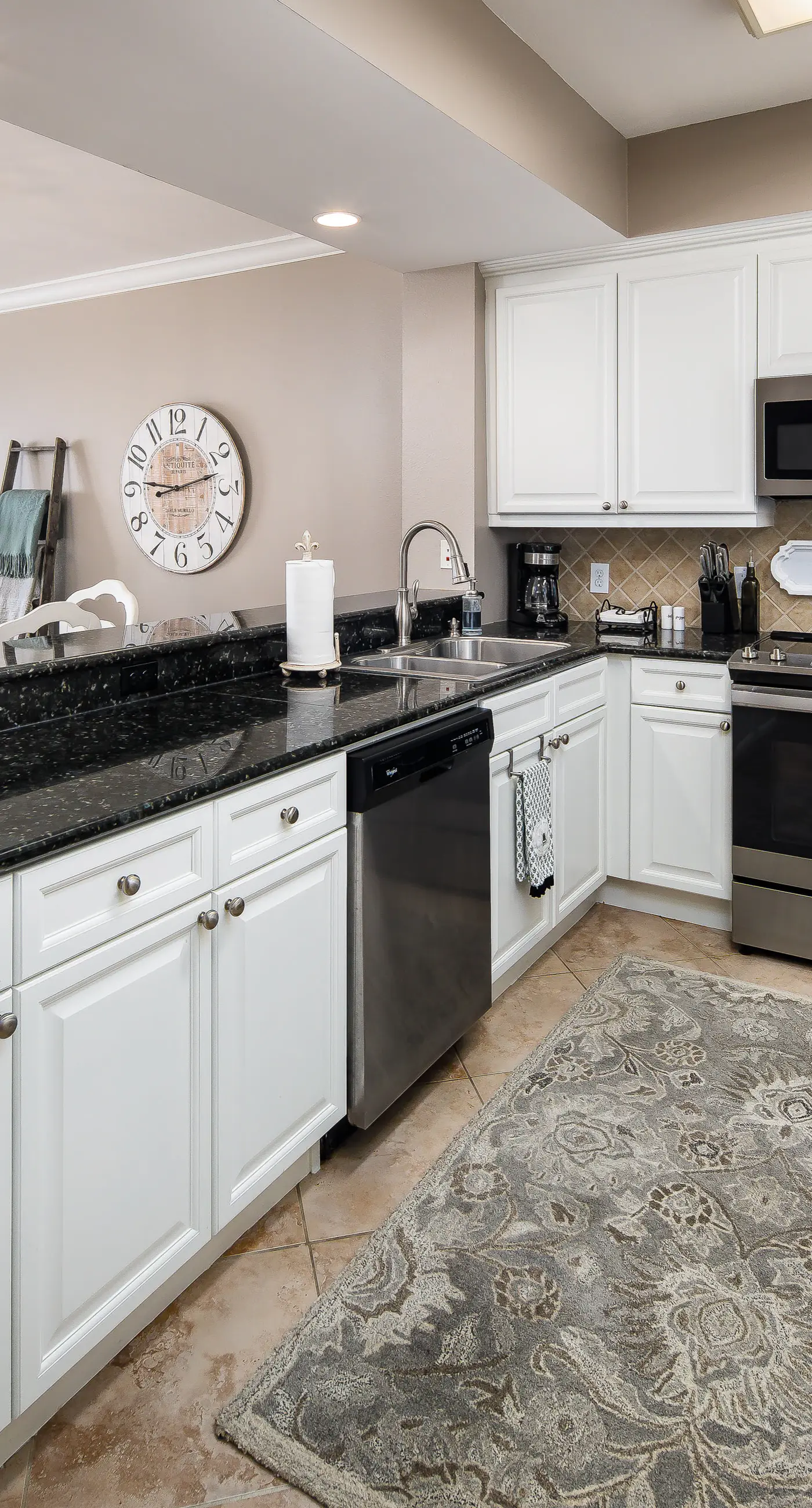 Gulf-view condo with beachfront access, pool, hot tub, gym, AC, & washer&dryer