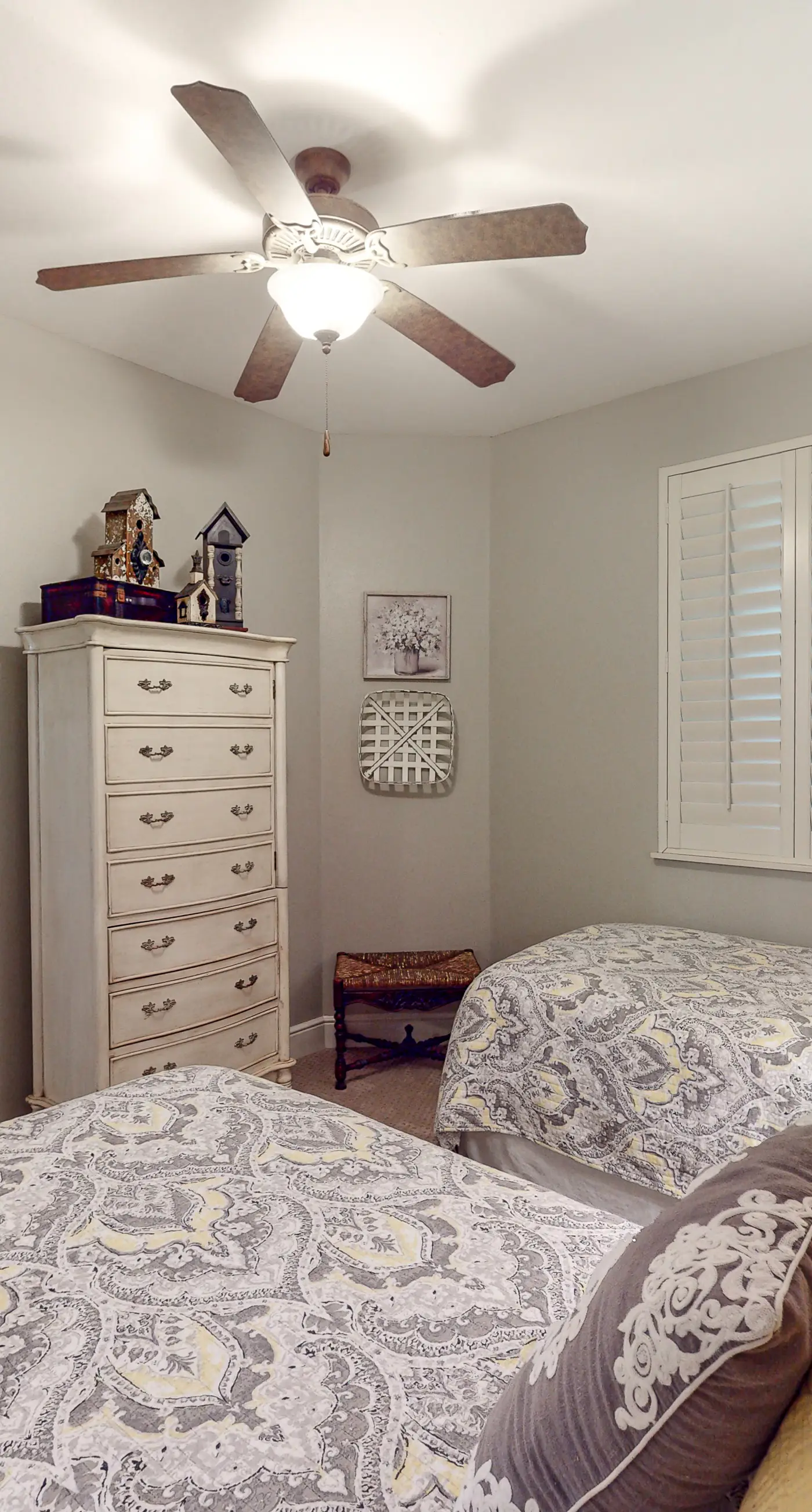Gulf-view condo with beachfront access, pool, hot tub, gym, AC, & washer&dryer