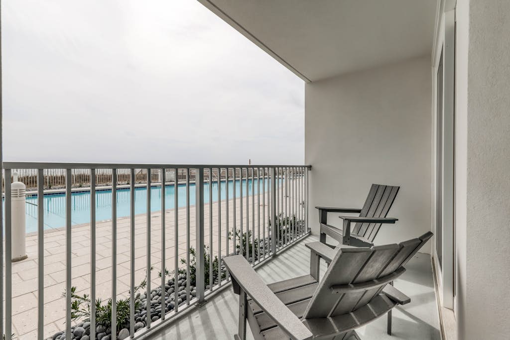 Blu 101 - Luxurious first-floor condo with hot tub, heated outdoor pool - near entertainment