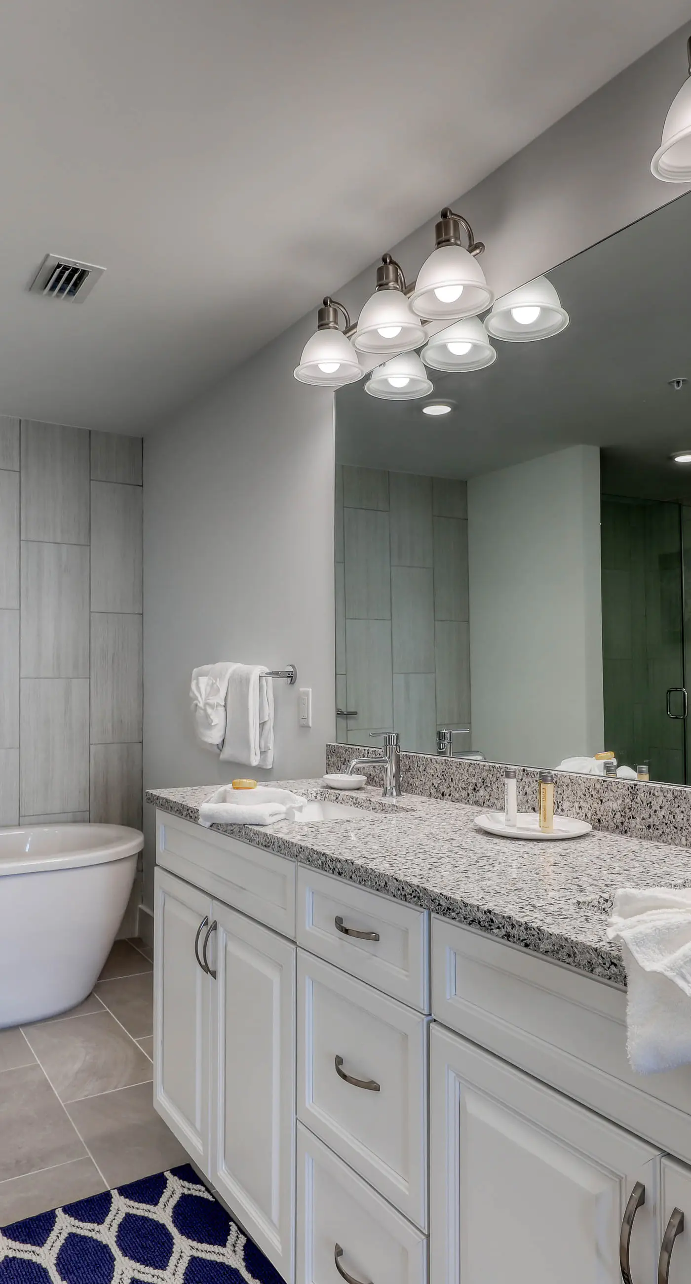 Blu 101 - Luxurious first-floor condo with hot tub, heated outdoor pool - near entertainment