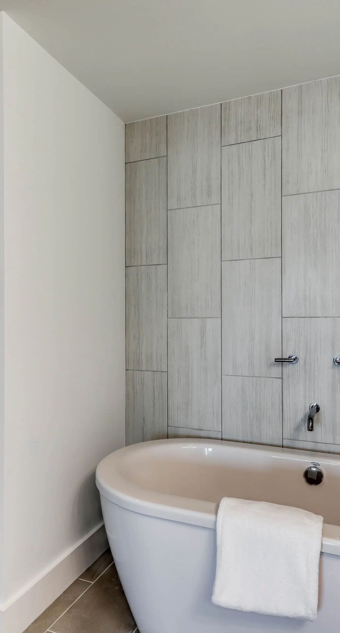 Blu 101 - Luxurious first-floor condo with hot tub, heated outdoor pool - near entertainment