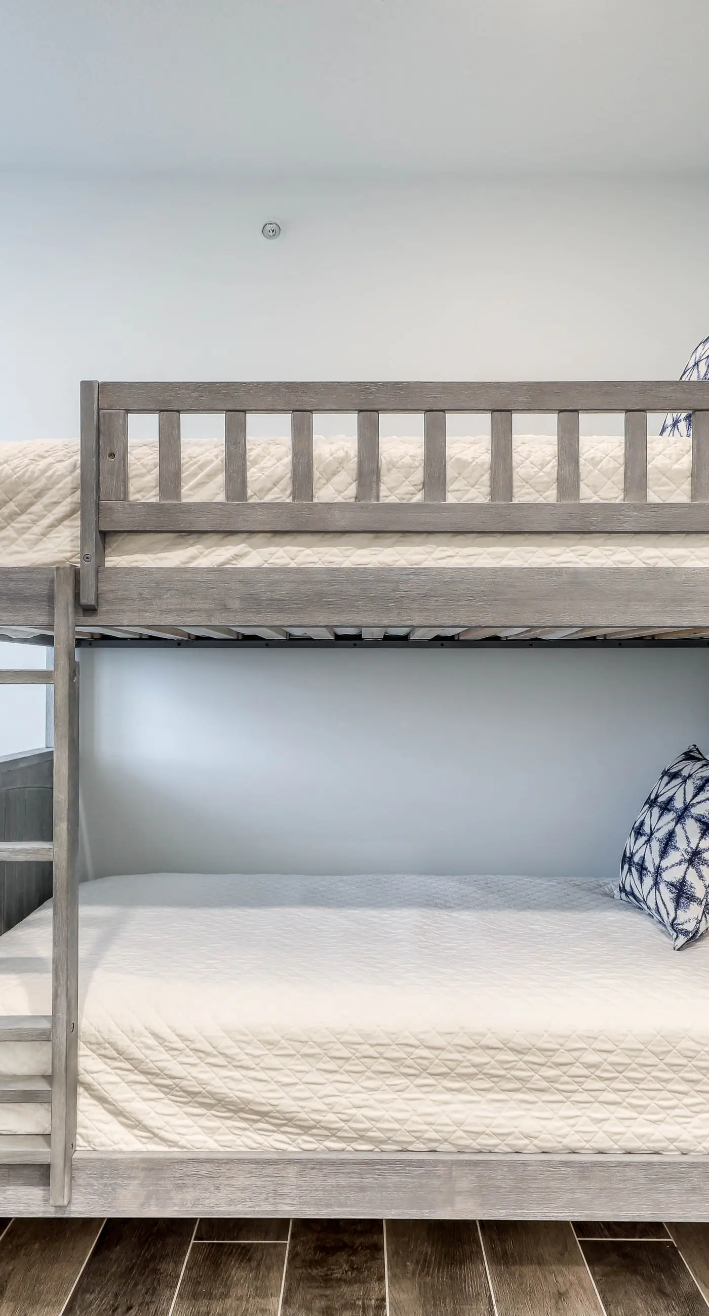 Blu 101 - Luxurious first-floor condo with hot tub, heated outdoor pool - near entertainment