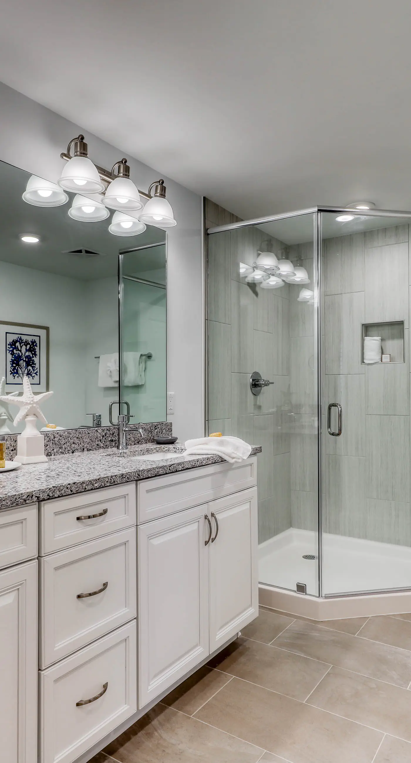 Blu 101 - Luxurious first-floor condo with hot tub, heated outdoor pool - near entertainment