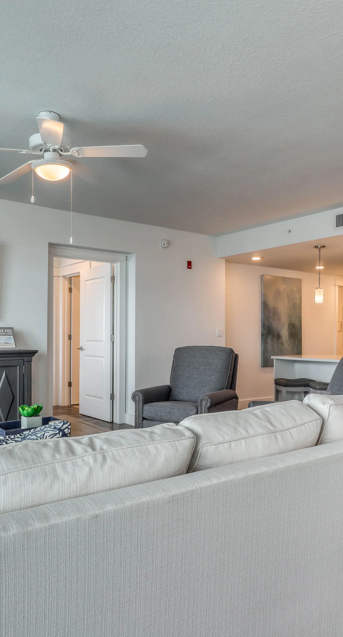 Blu 101 - Luxurious first-floor condo with hot tub, heated outdoor pool - near entertainment