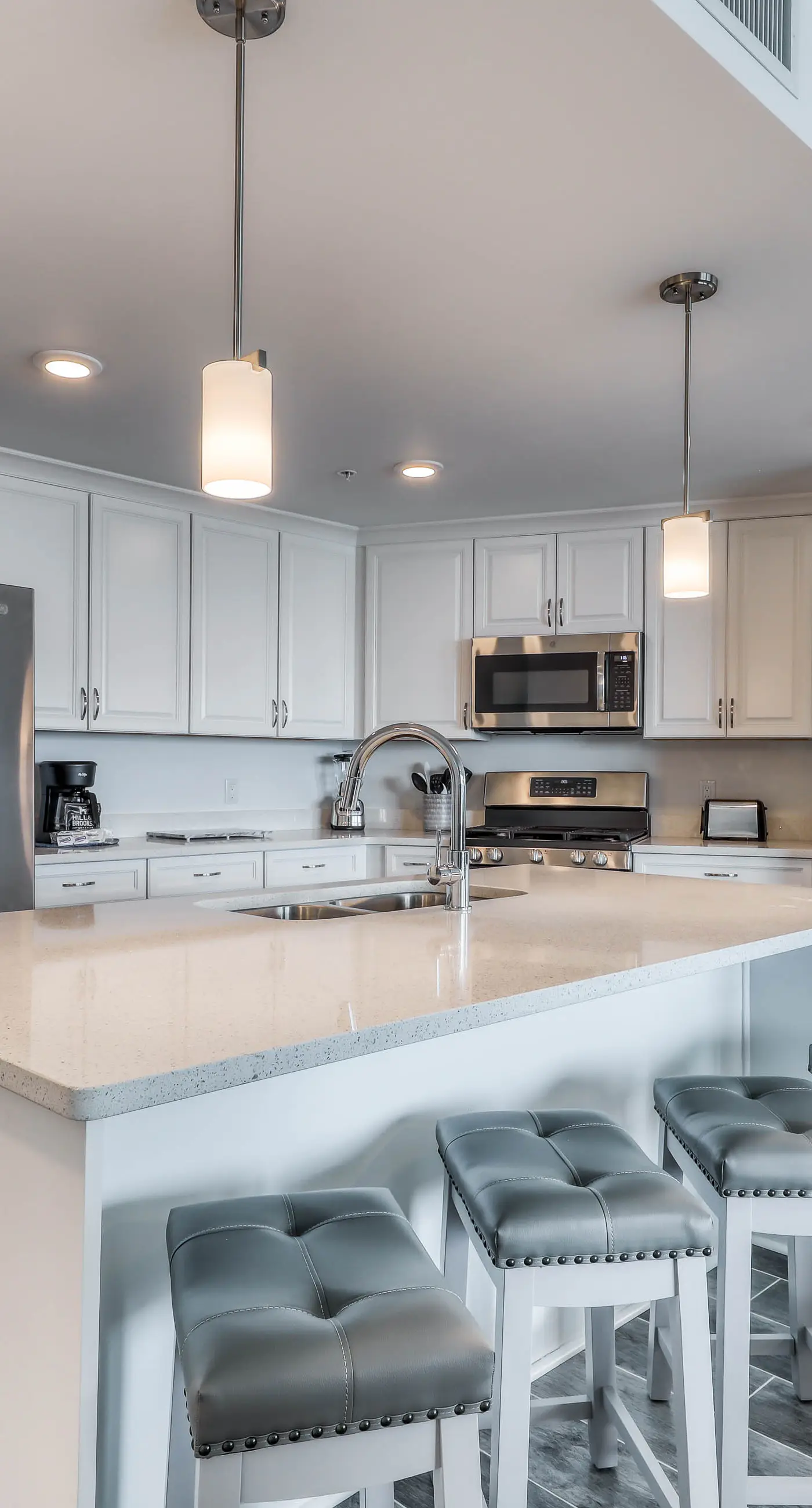 Blu 101 - Luxurious first-floor condo with hot tub, heated outdoor pool - near entertainment