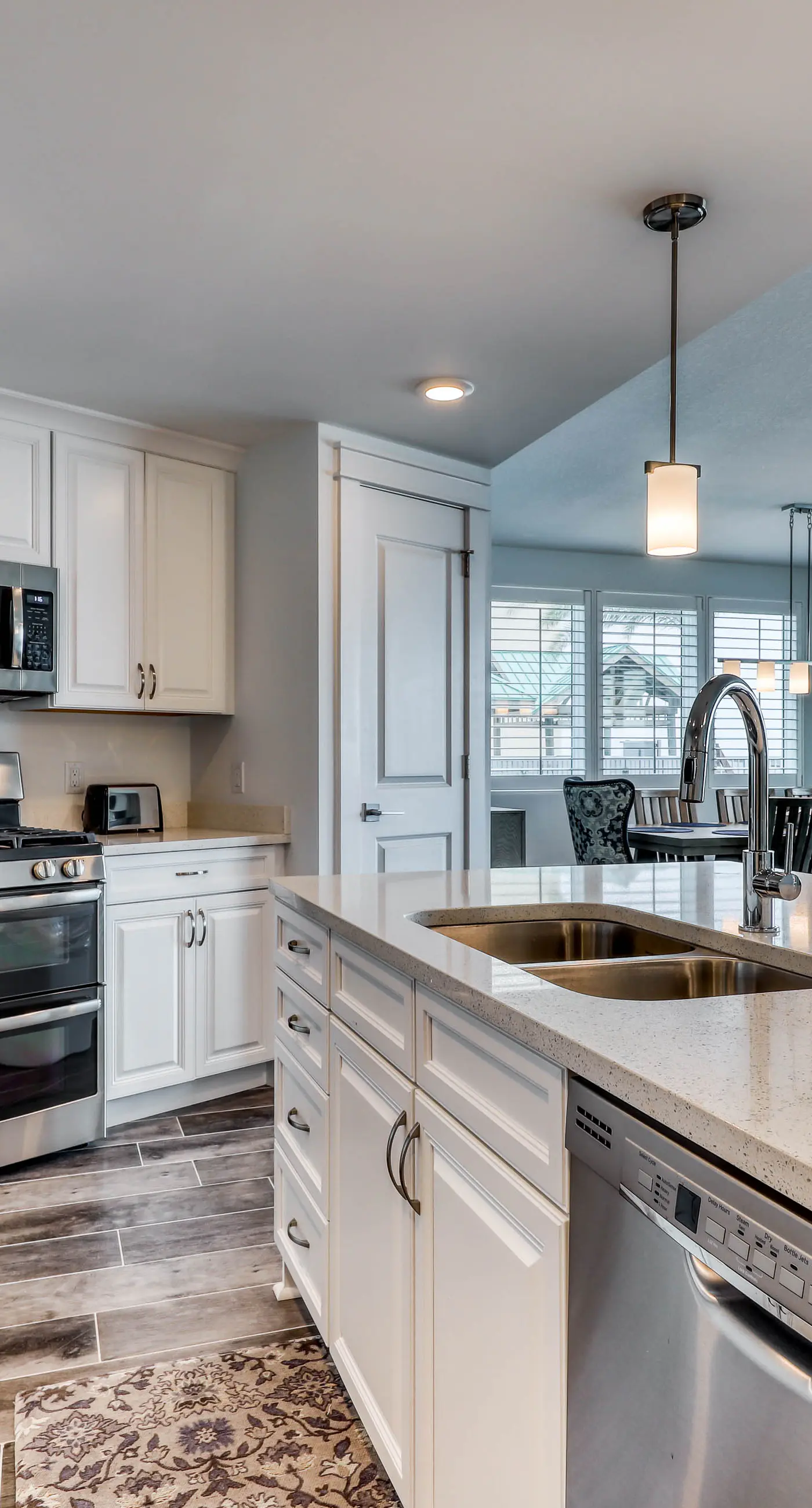 Blu 101 - Luxurious first-floor condo with hot tub, heated outdoor pool - near entertainment