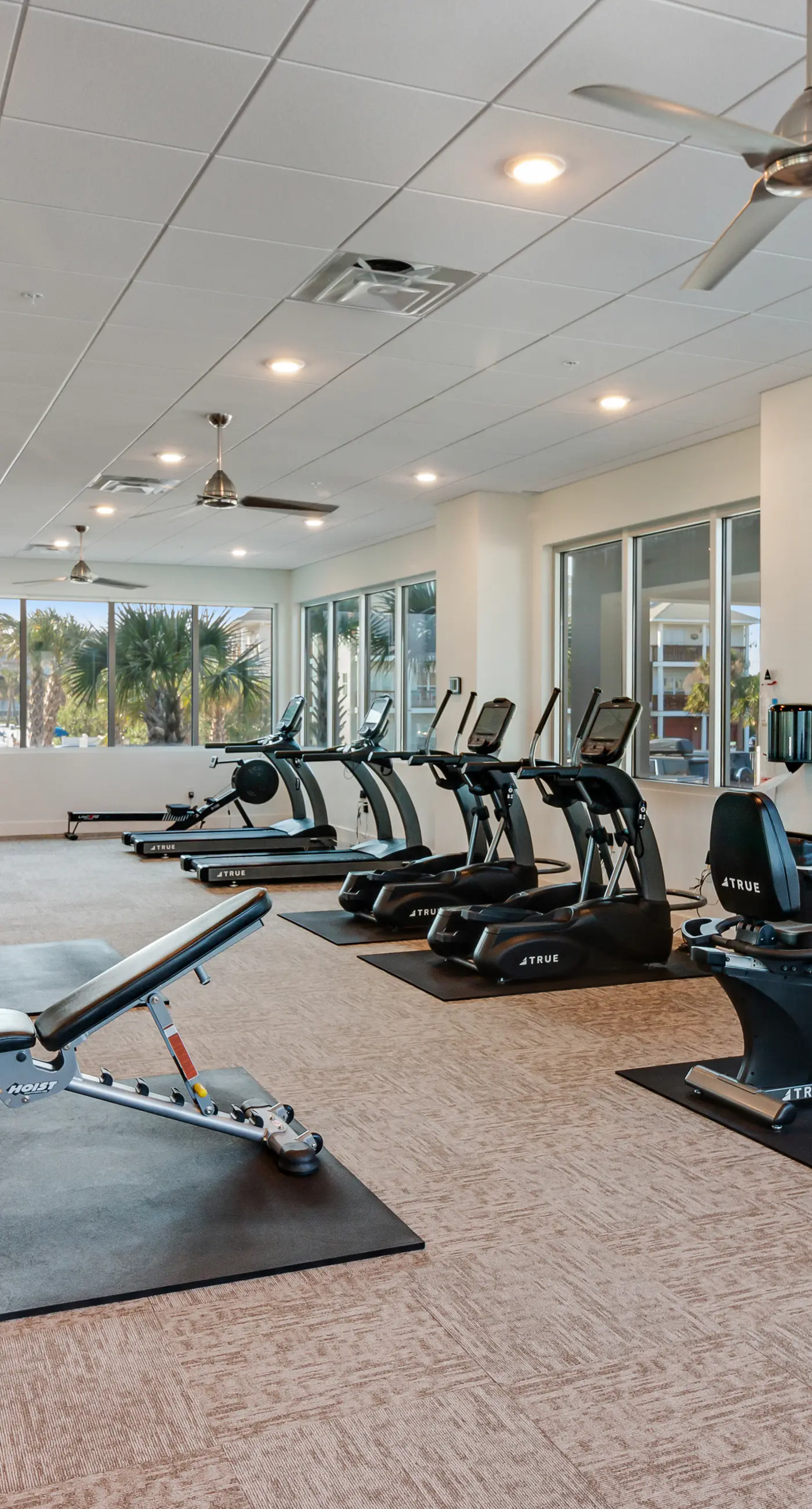 Blu 101 - Luxurious first-floor condo with hot tub, heated outdoor pool - near entertainment