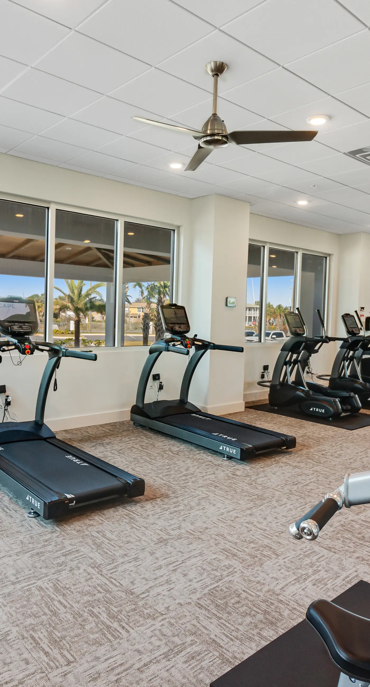 Blu 101 - Luxurious first-floor condo with hot tub, heated outdoor pool - near entertainment