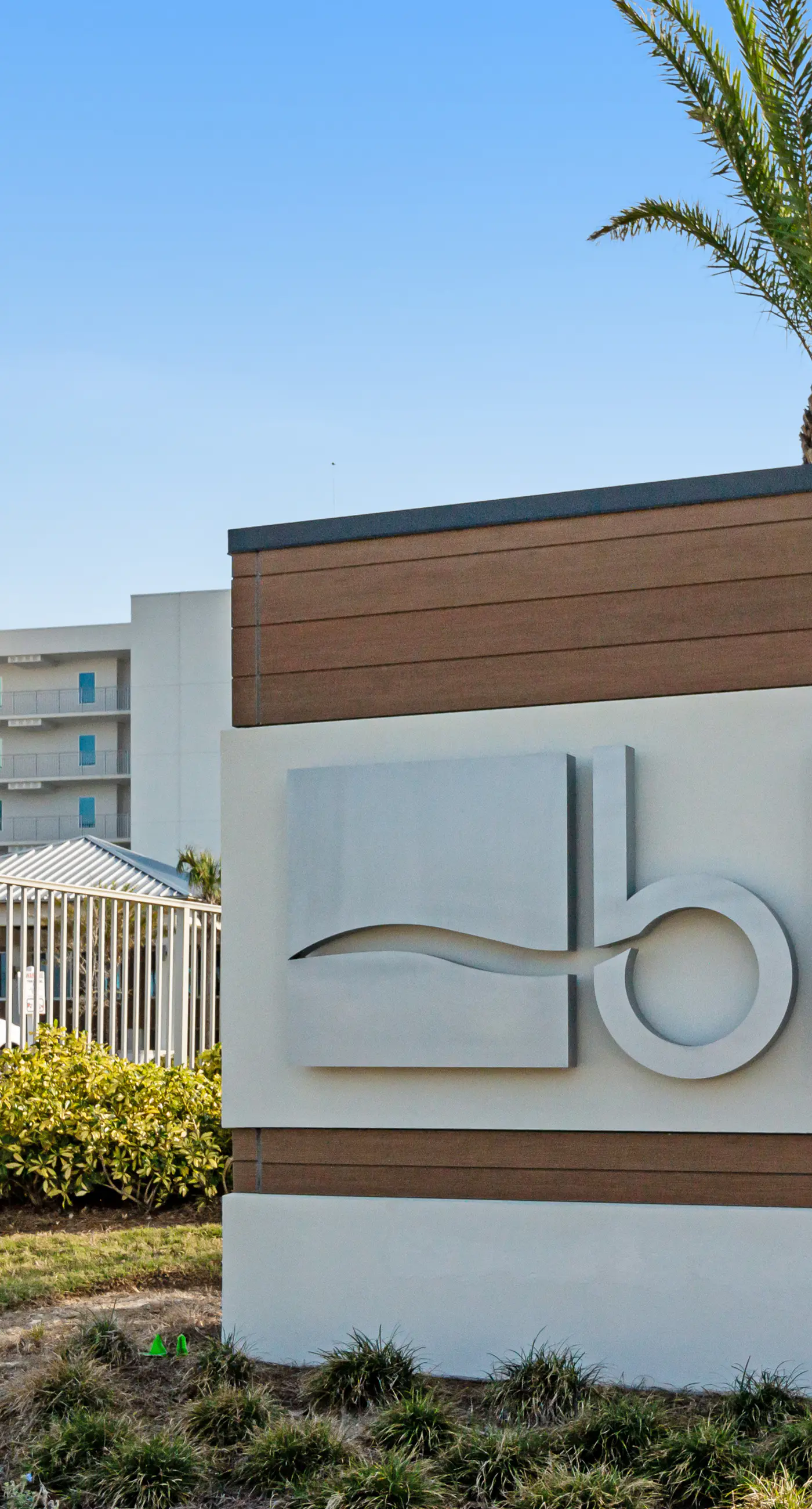 Blu 101 - Luxurious first-floor condo with hot tub, heated outdoor pool - near entertainment