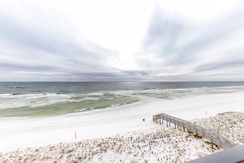 Wonderful Gulf-front condo with pool, corner balcony, central AC & beach access