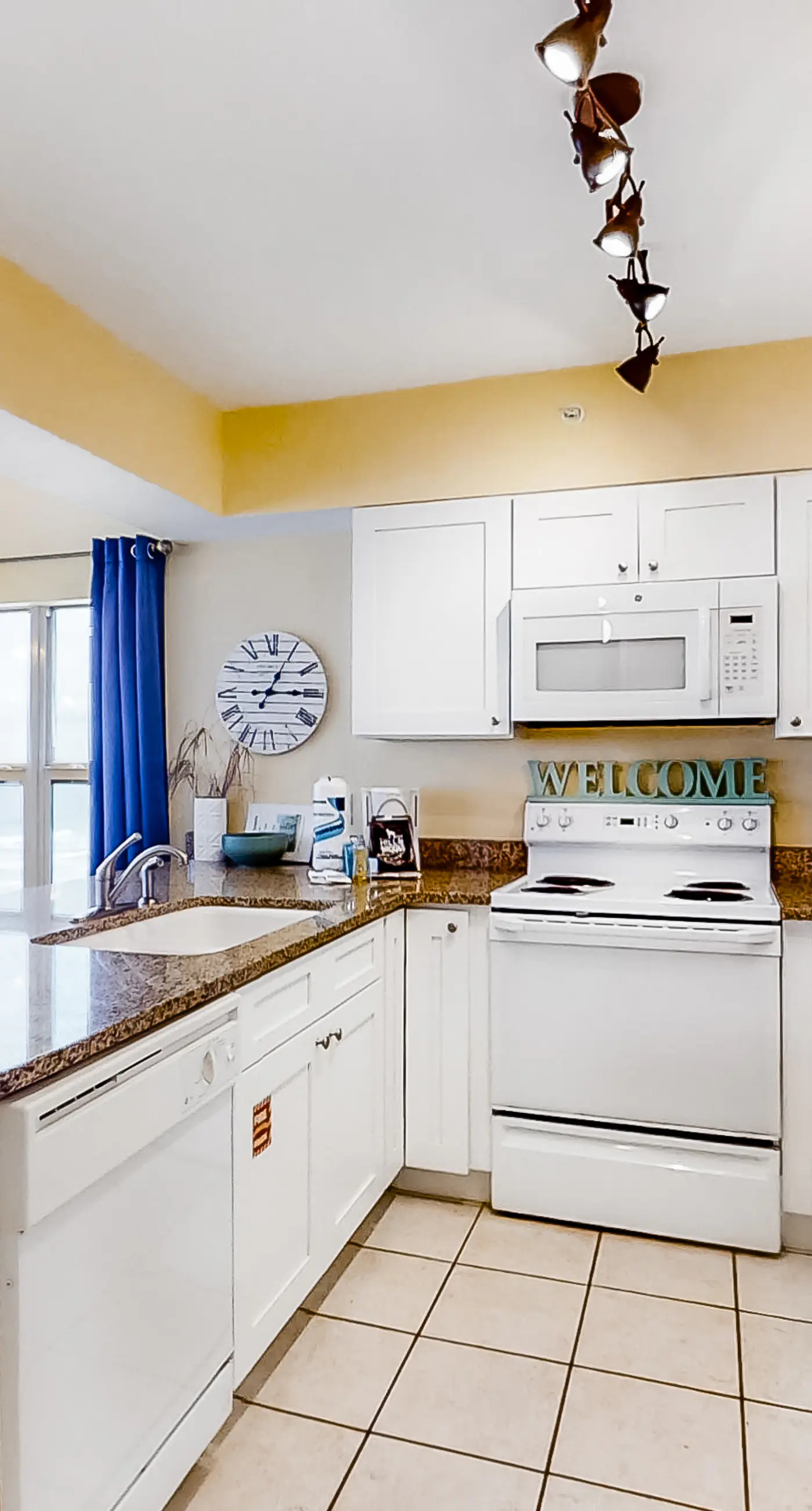 Emerald Towers West 5007 - Wonderful Gulf-front condo with pool, corner balcony, central AC & beach access