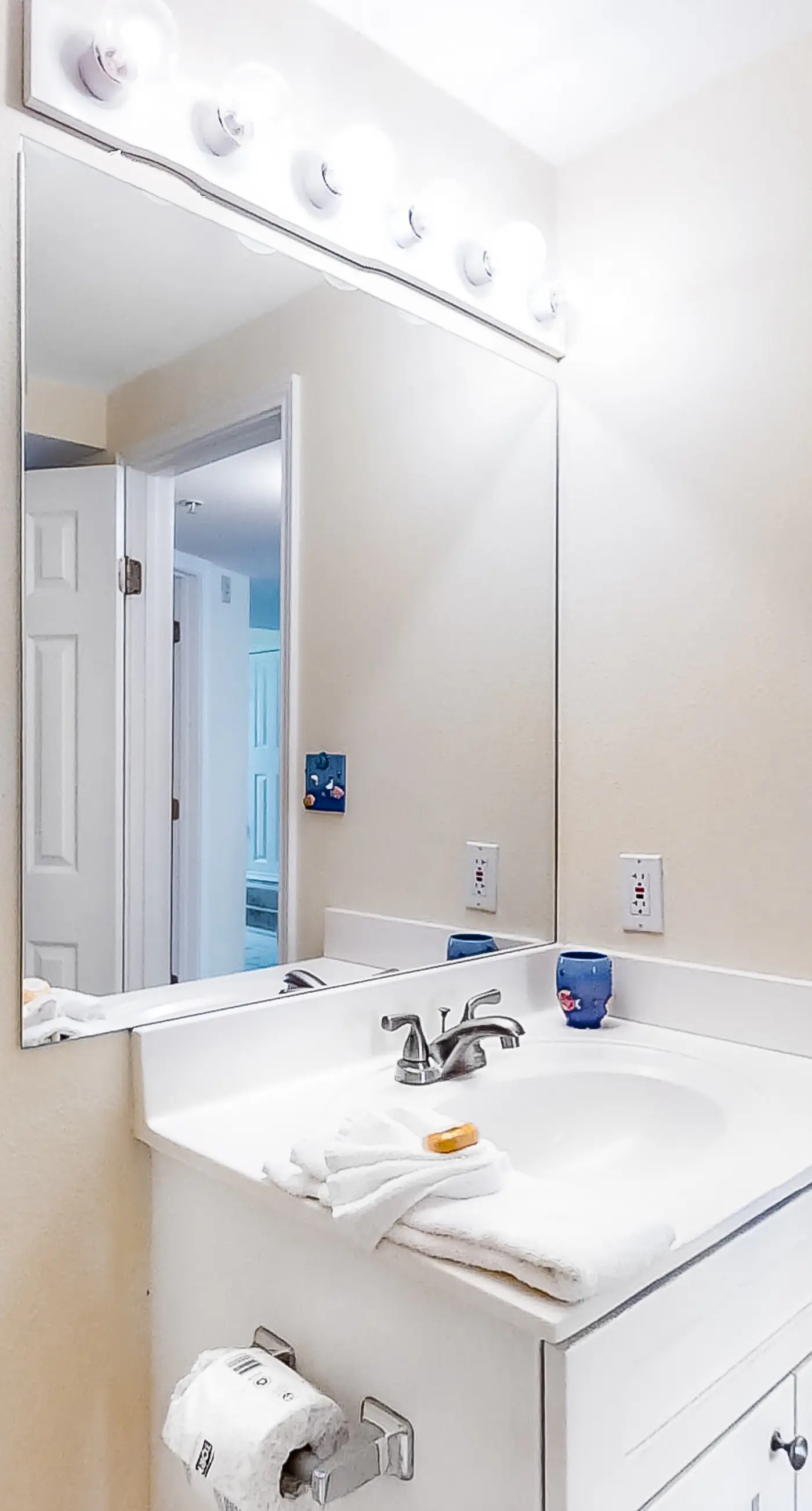 Emerald Towers West 5007 - Wonderful Gulf-front condo with pool, corner balcony, central AC & beach access