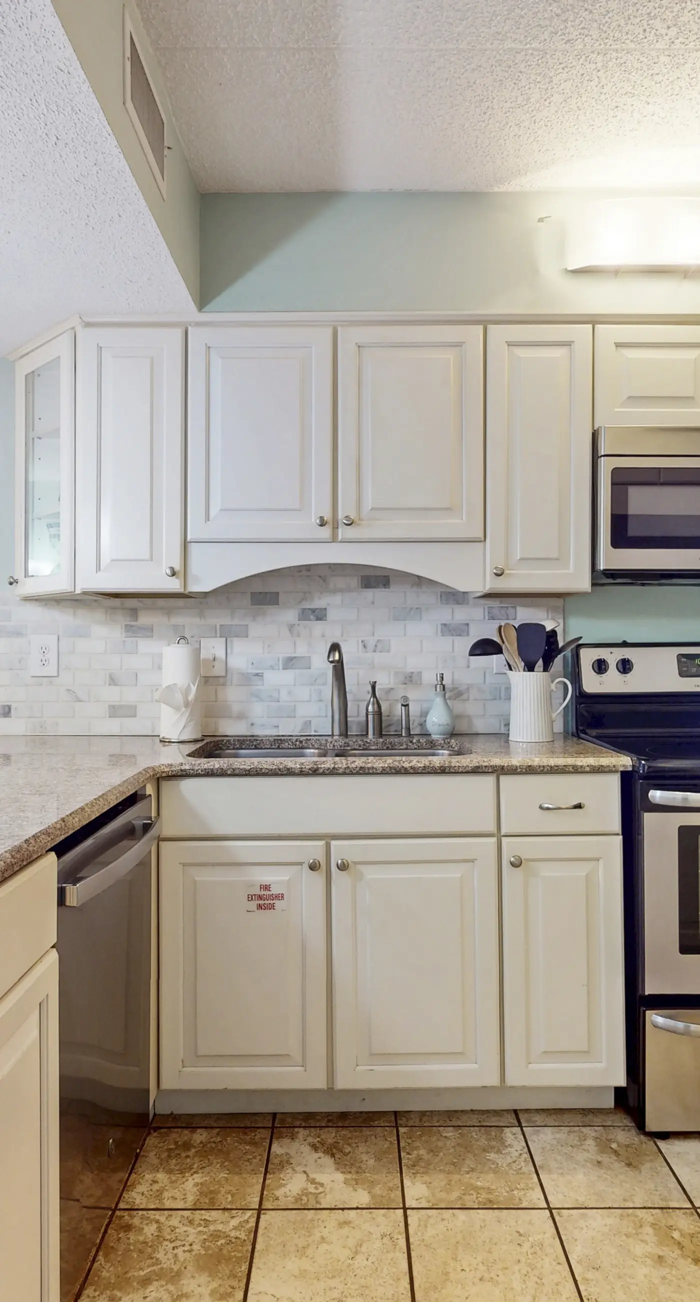 Island Echos 3H  Beachfront Condo with stunning views, shared pool and beach access