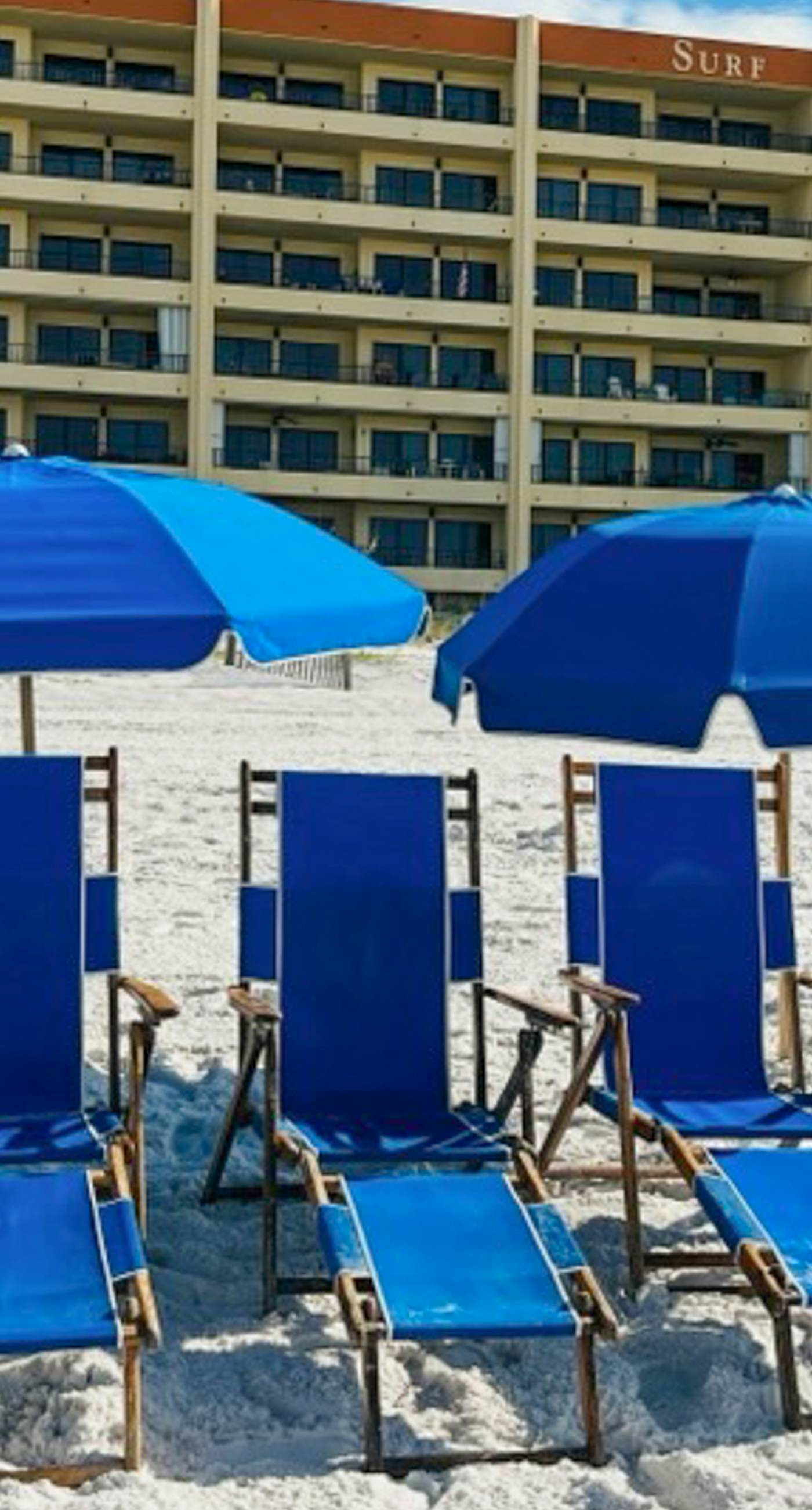 Sunny and Chairs SD 207- Enjoy the Pool or Relax on the Beach w/ 4 Seasonal Beach Chairs & 2 Umbrellas