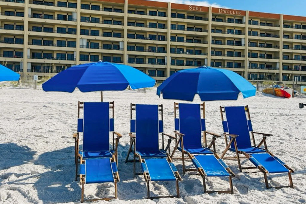 Sunny and Chairs SD 207- Enjoy the Pool or Relax on the Beach w/ 4 Seasonal Beach Chairs & 2 Umbrellas