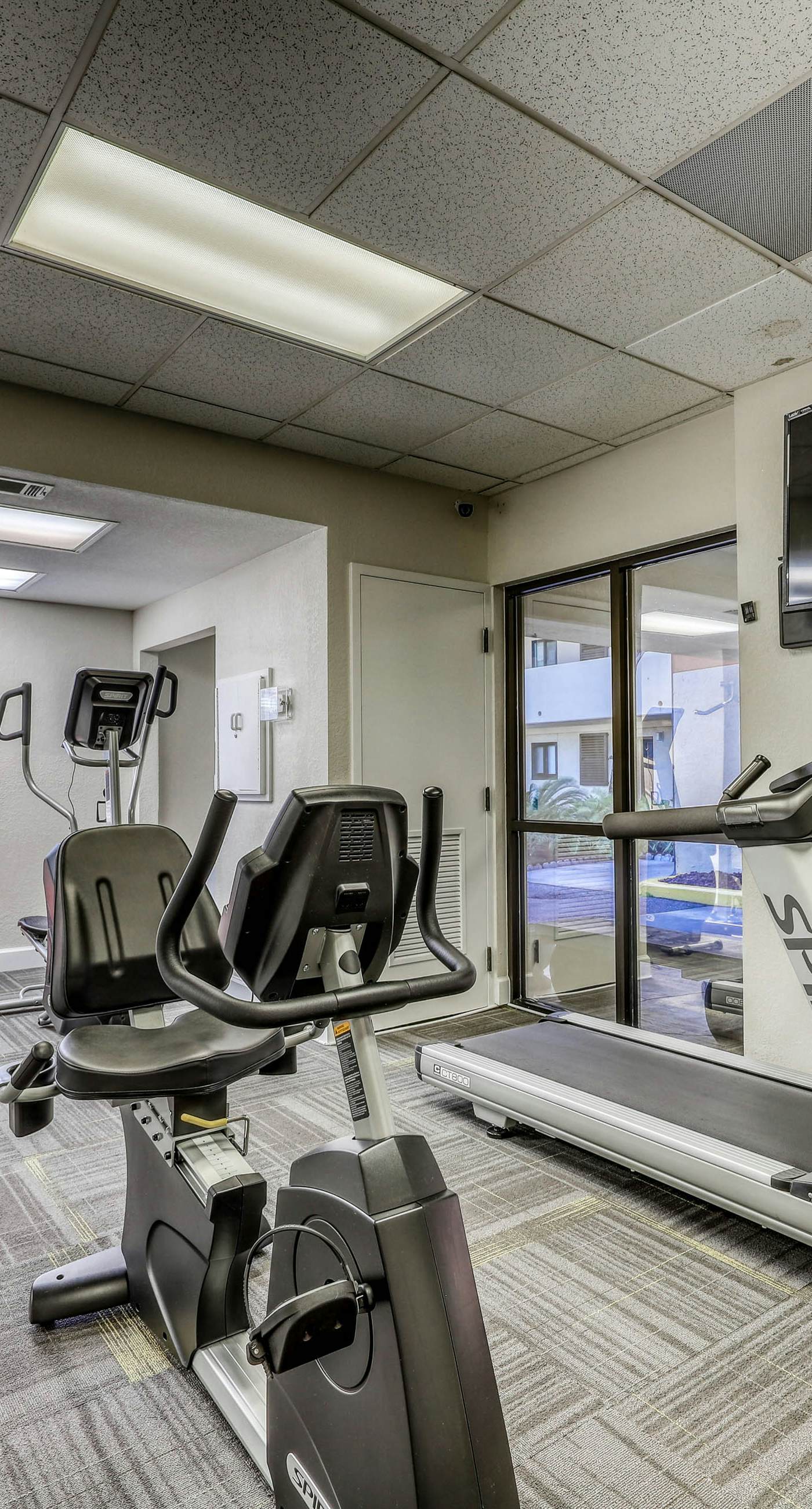 Sunny and Chairs SD 207- Enjoy the Pool or Relax on the Beach w/ 4 Seasonal Beach Chairs & 2 Umbrellas