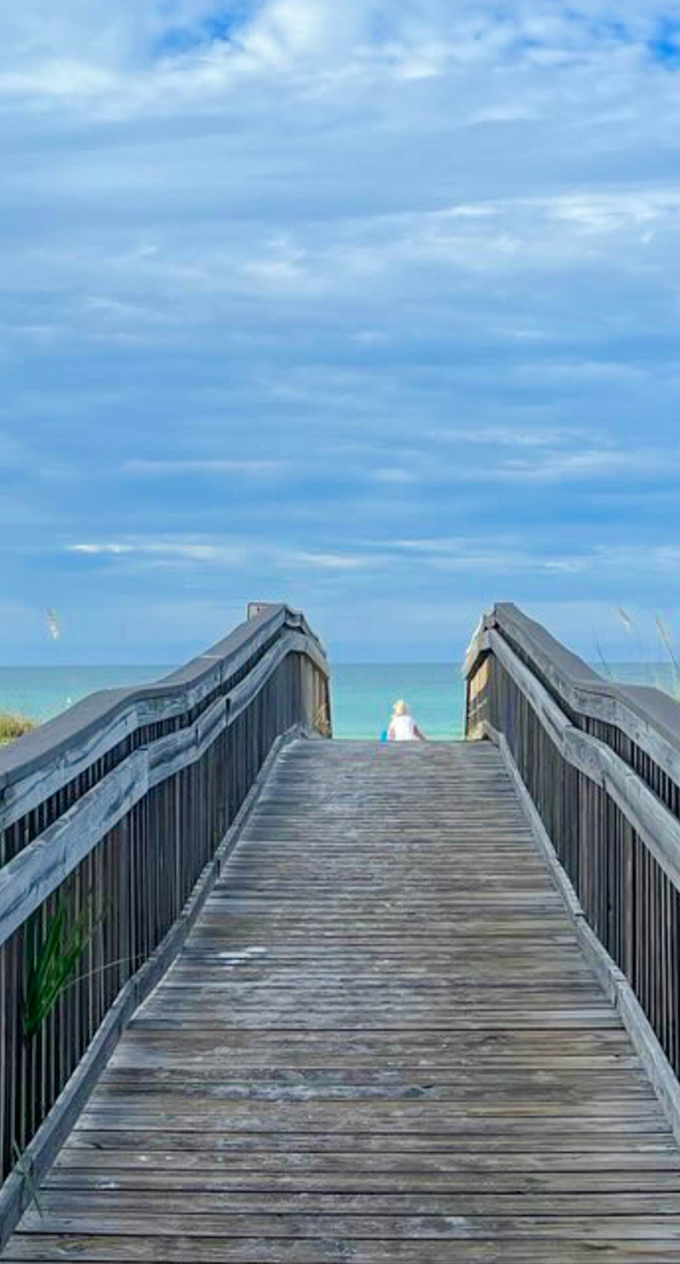 Sunny and Chairs SD 207- Enjoy the Pool or Relax on the Beach w/ 4 Seasonal Beach Chairs & 2 Umbrellas