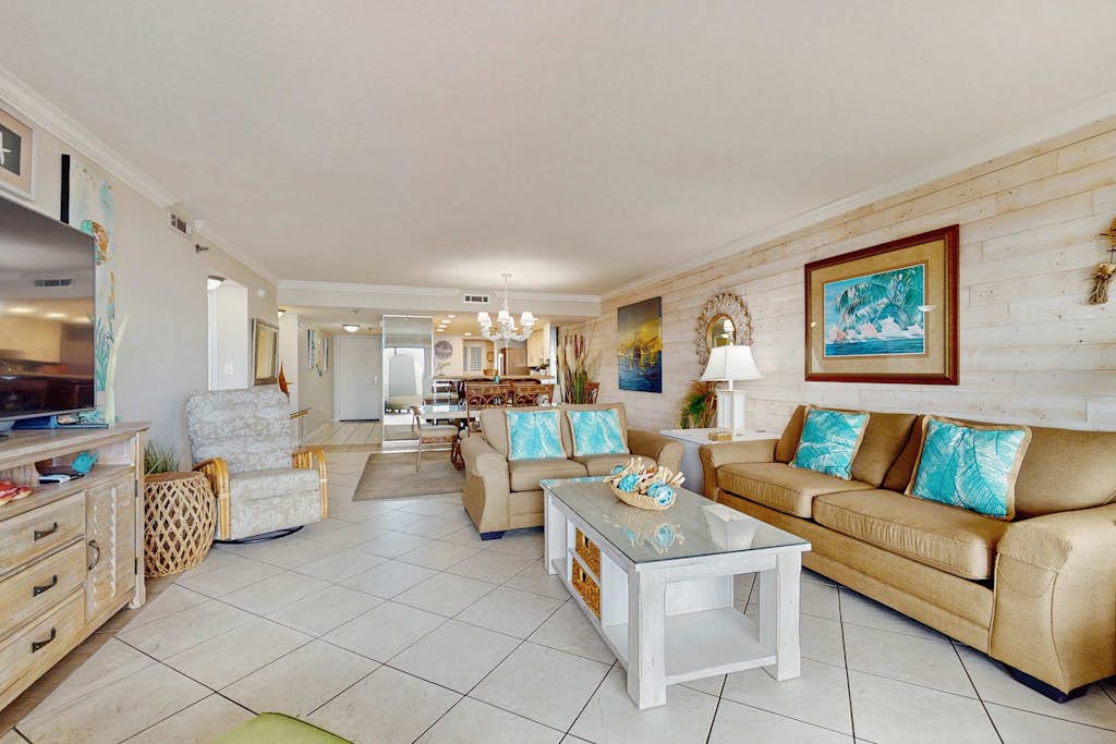 Sunny and Chairs SD 207- Enjoy the Pool or Relax on the Beach w/ 4 Seasonal Beach Chairs & 2 Umbrellas