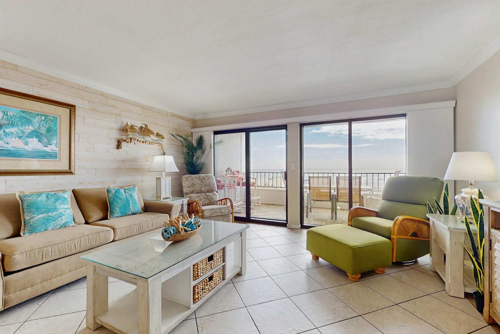 Sunny and Chairs SD 207- Enjoy the Pool or Relax on the Beach w/ 4 Seasonal Beach Chairs & 2 Umbrellas