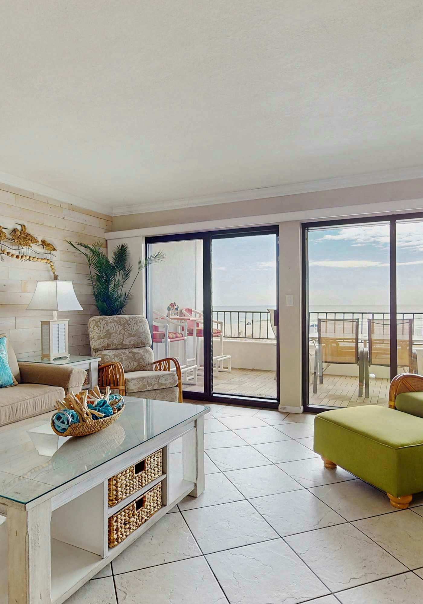 Sunny and Chairs SD 207- Enjoy the Pool or Relax on the Beach w/ 4 Seasonal Beach Chairs & 2 Umbrellas