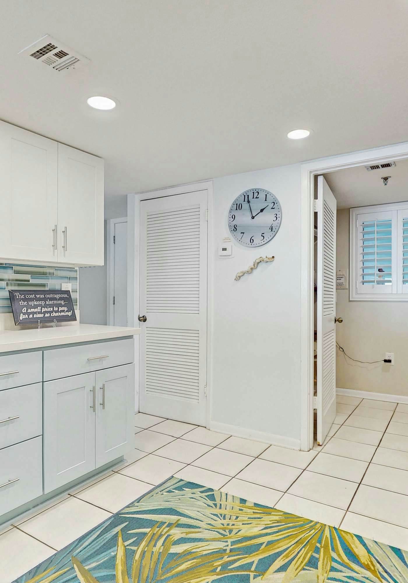 Sunny and Chairs SD 207- Enjoy the Pool or Relax on the Beach w/ 4 Seasonal Beach Chairs & 2 Umbrellas