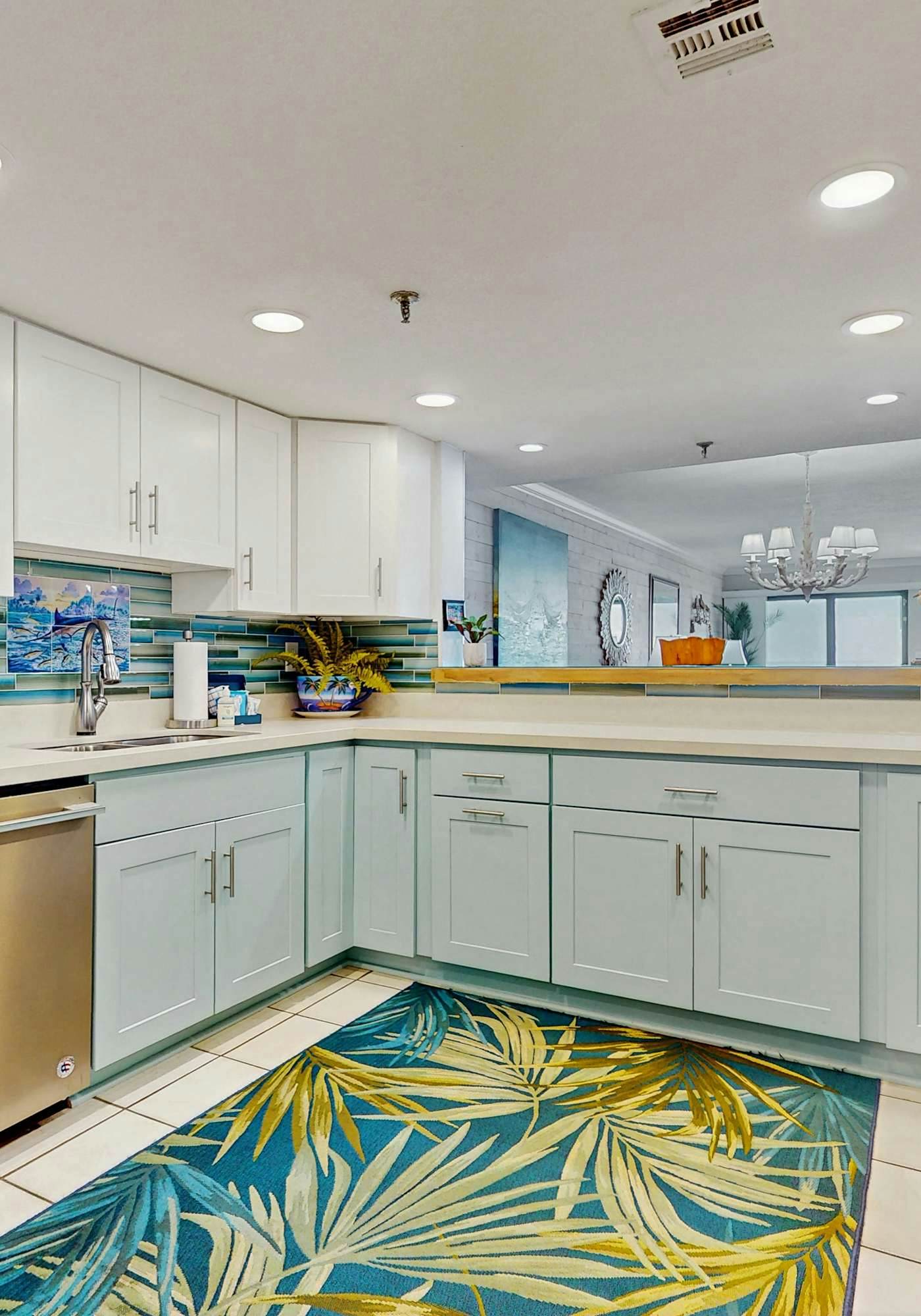 Sunny and Chairs SD 207- Enjoy the Pool or Relax on the Beach w/ 4 Seasonal Beach Chairs & 2 Umbrellas