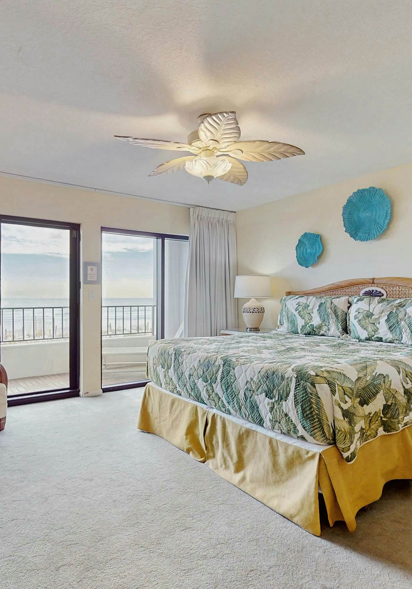 Sunny and Chairs SD 207- Enjoy the Pool or Relax on the Beach w/ 4 Seasonal Beach Chairs & 2 Umbrellas