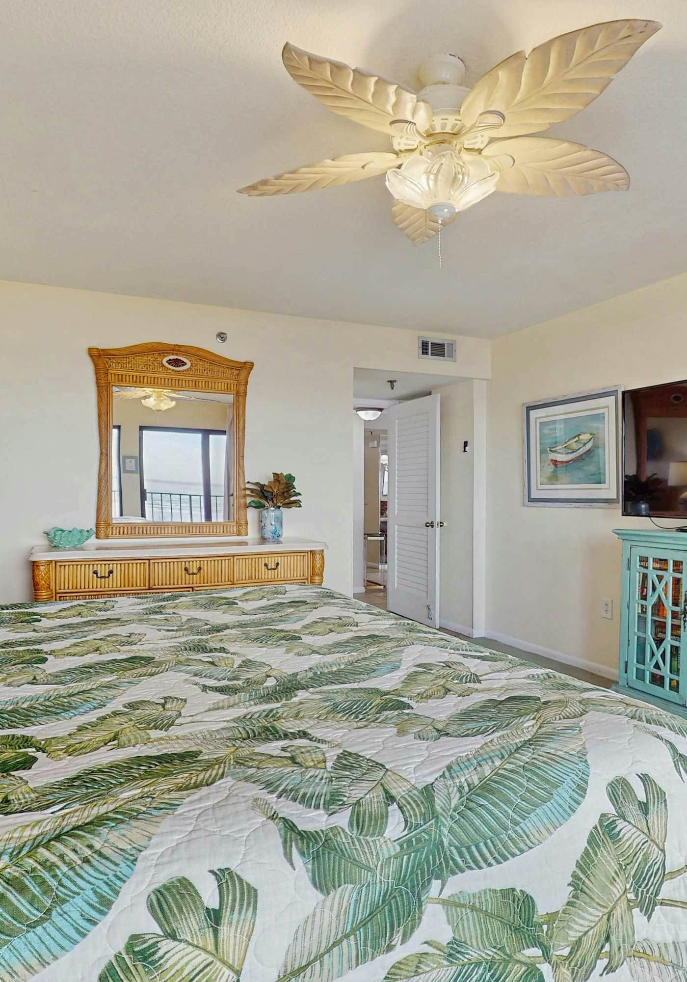 Sunny and Chairs SD 207- Enjoy the Pool or Relax on the Beach w/ 4 Seasonal Beach Chairs & 2 Umbrellas