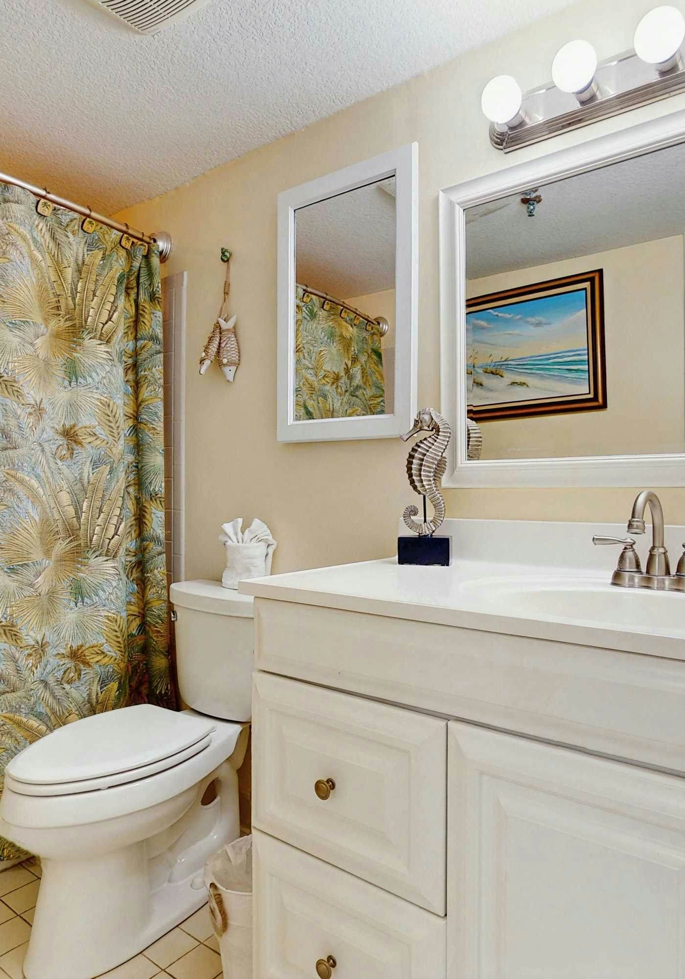 Sunny and Chairs SD 207- Enjoy the Pool or Relax on the Beach w/ 4 Seasonal Beach Chairs & 2 Umbrellas