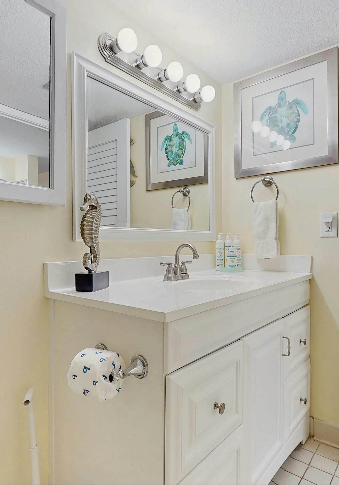 Sunny and Chairs SD 207- Enjoy the Pool or Relax on the Beach w/ 4 Seasonal Beach Chairs & 2 Umbrellas