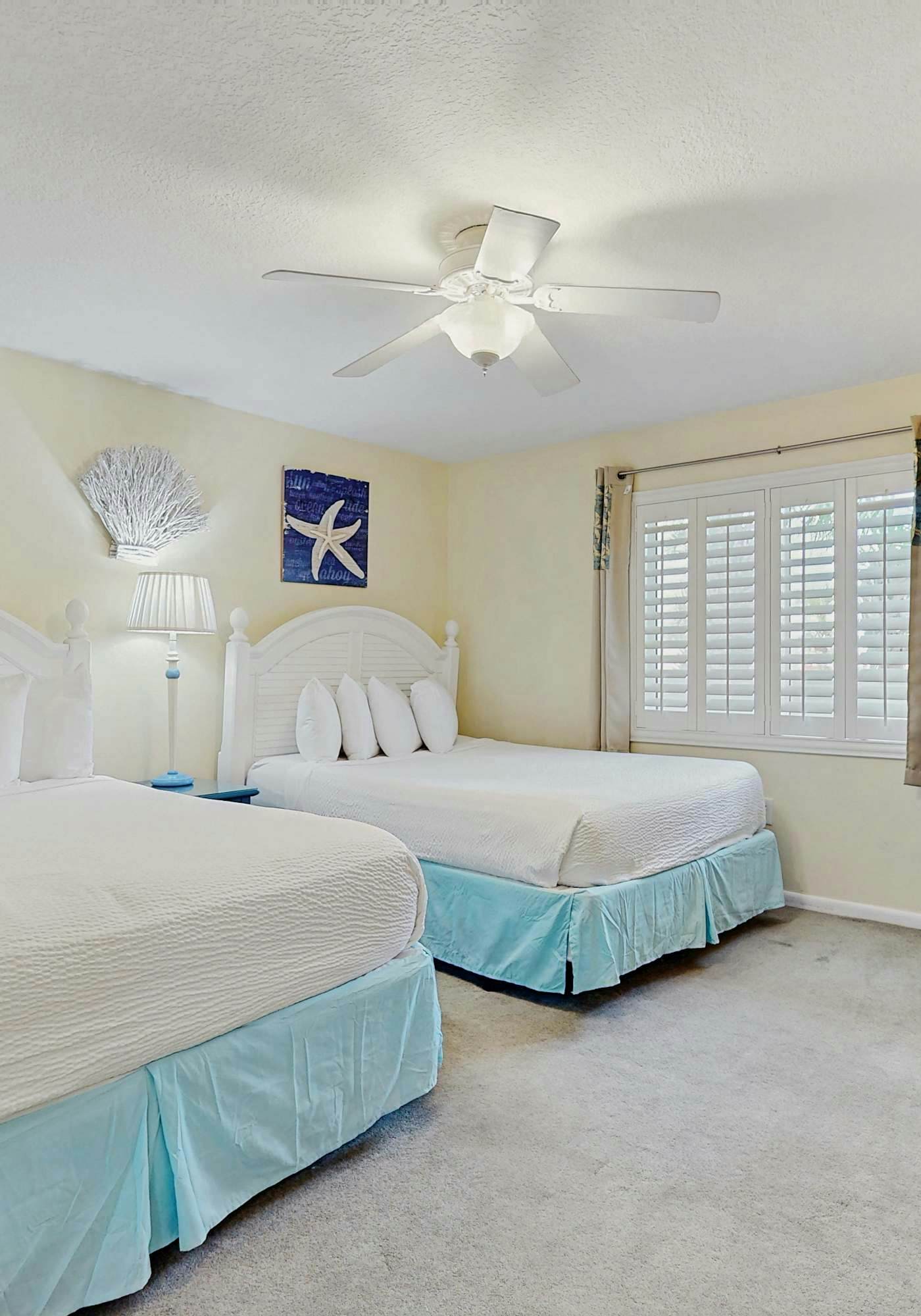 Sunny and Chairs SD 207- Enjoy the Pool or Relax on the Beach w/ 4 Seasonal Beach Chairs & 2 Umbrellas