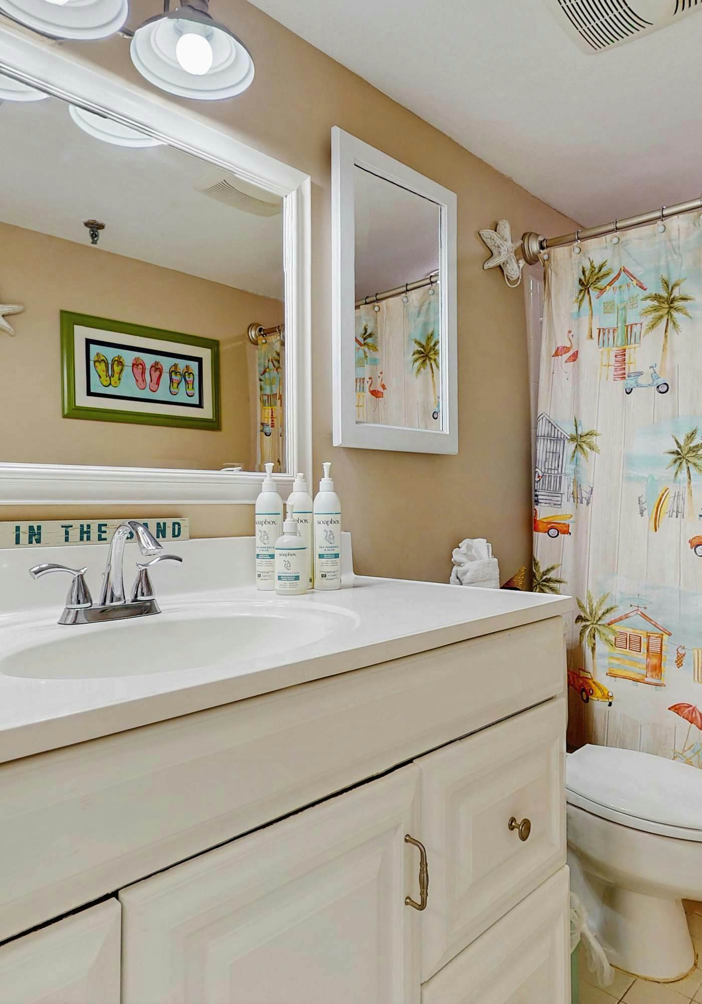 Sunny and Chairs SD 207- Enjoy the Pool or Relax on the Beach w/ 4 Seasonal Beach Chairs & 2 Umbrellas