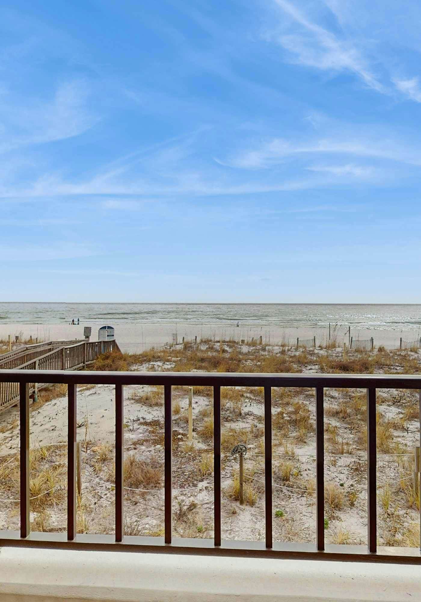 Sunny and Chairs SD 207- Enjoy the Pool or Relax on the Beach w/ 4 Seasonal Beach Chairs & 2 Umbrellas