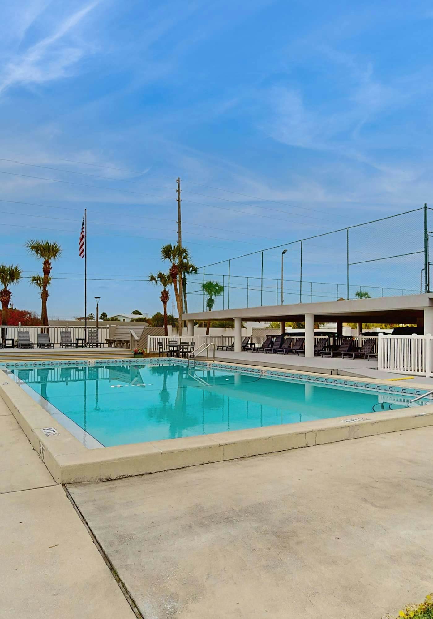 Sunny and Chairs SD 207- Enjoy the Pool or Relax on the Beach w/ 4 Seasonal Beach Chairs & 2 Umbrellas