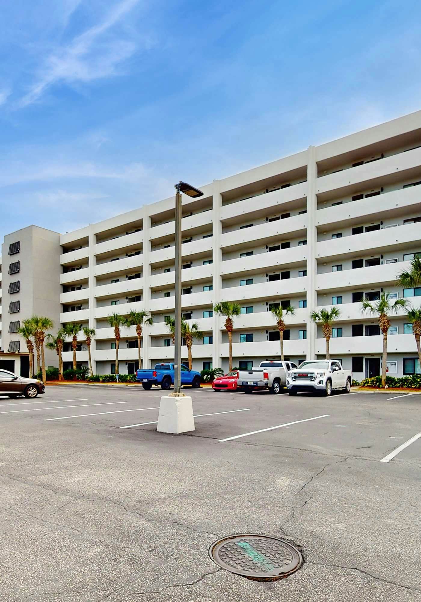 Sunny and Chairs SD 207- Enjoy the Pool or Relax on the Beach w/ 4 Seasonal Beach Chairs & 2 Umbrellas