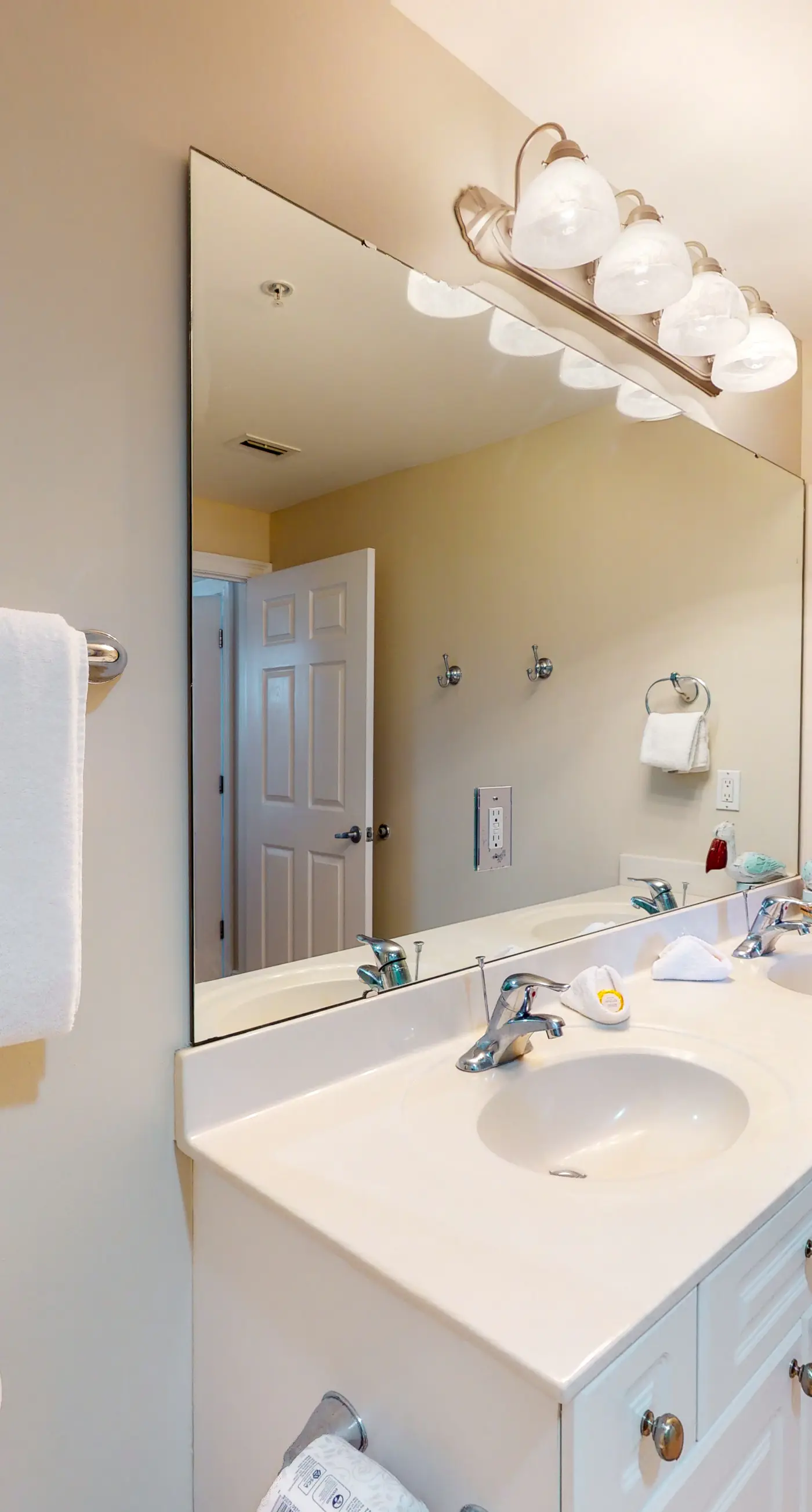 3rd Floor Amazing Condo w/ Gulf-Front Balcony, On-Site Pool, On The Beach