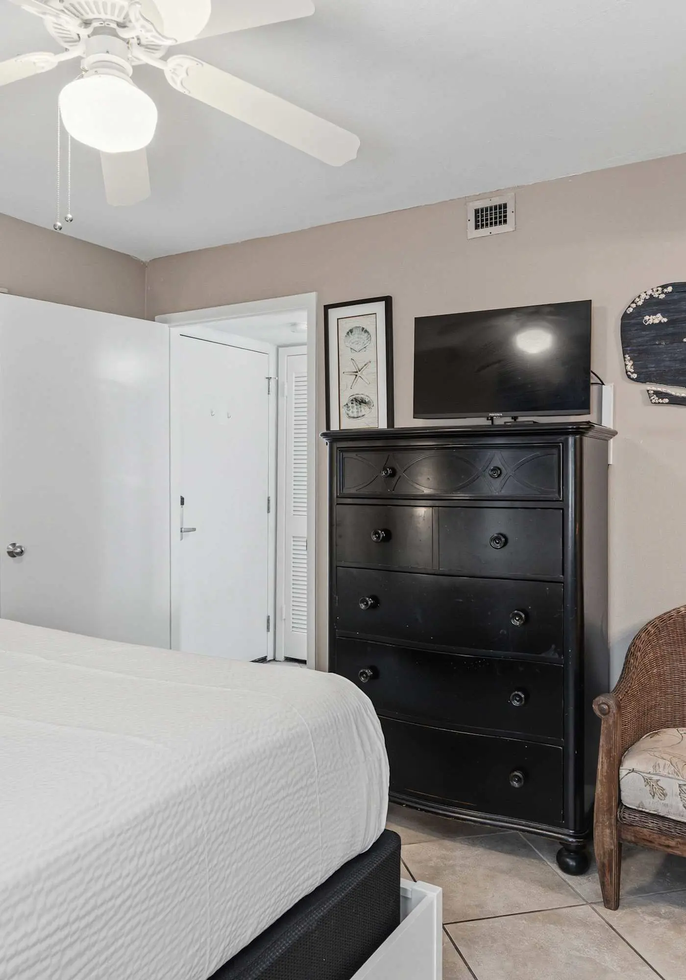 Beachfront, 3rd-floor condo with pool, hot tub, ocean view & fast WiFi