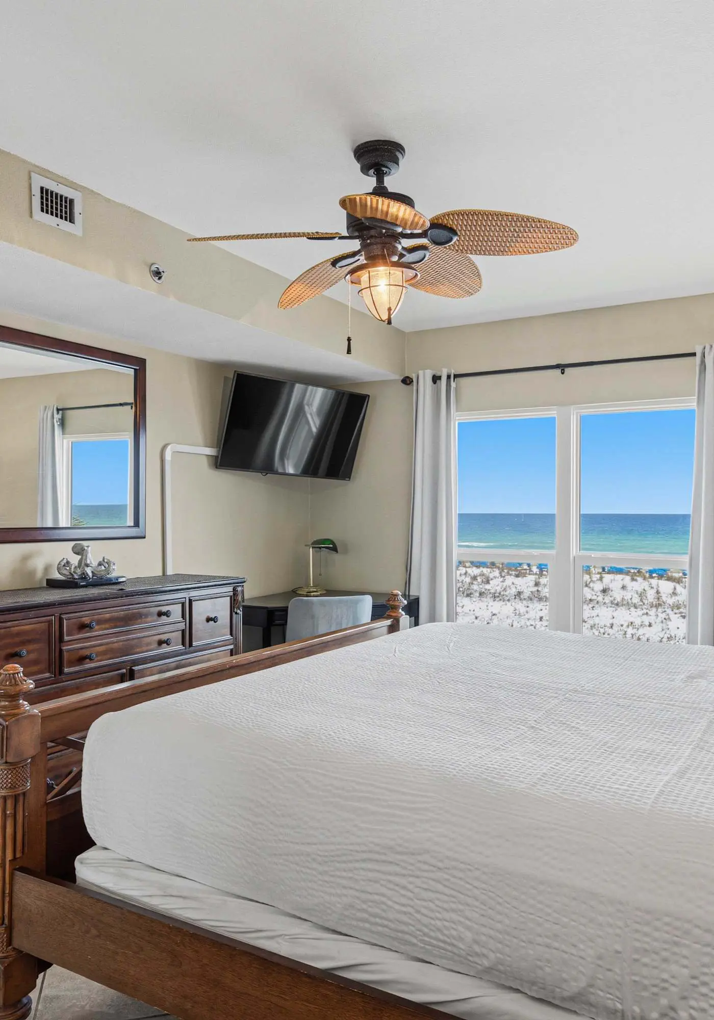 Beachfront, 3rd-floor condo with pool, hot tub, ocean view & fast WiFi