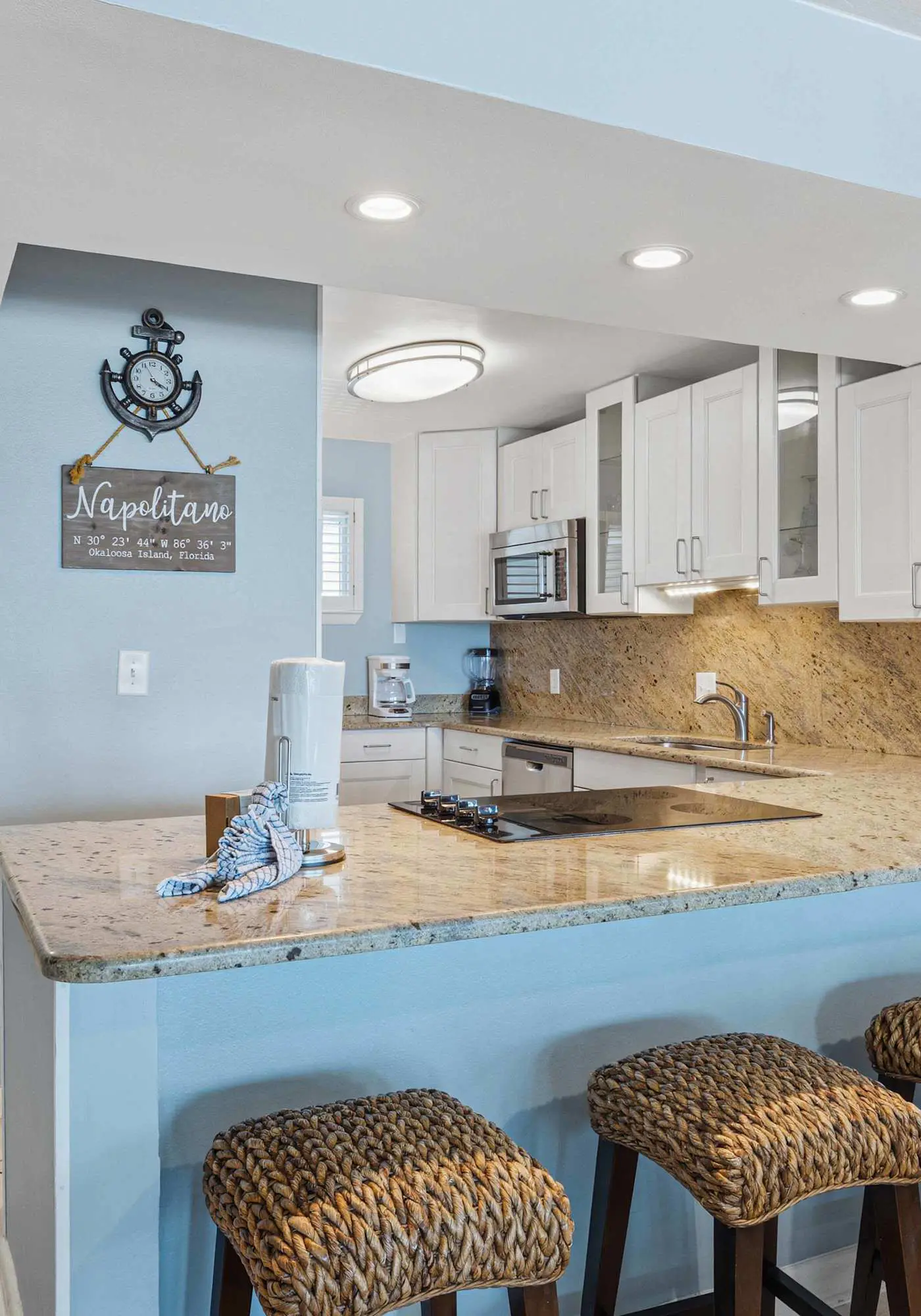 Beachfront, 3rd-floor condo with pool, hot tub, ocean view & fast WiFi