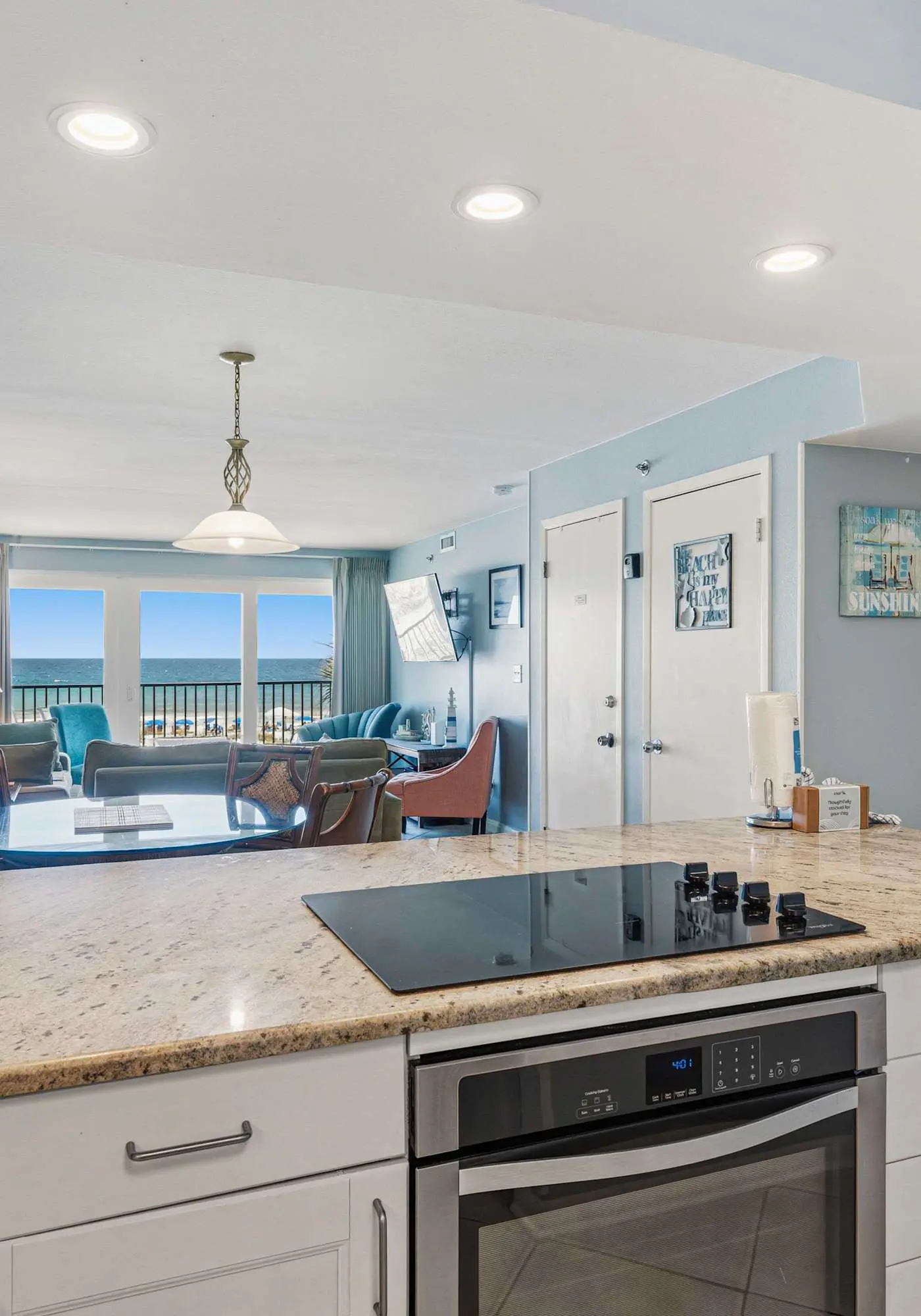 Beachfront, 3rd-floor condo with pool, hot tub, ocean view & fast WiFi