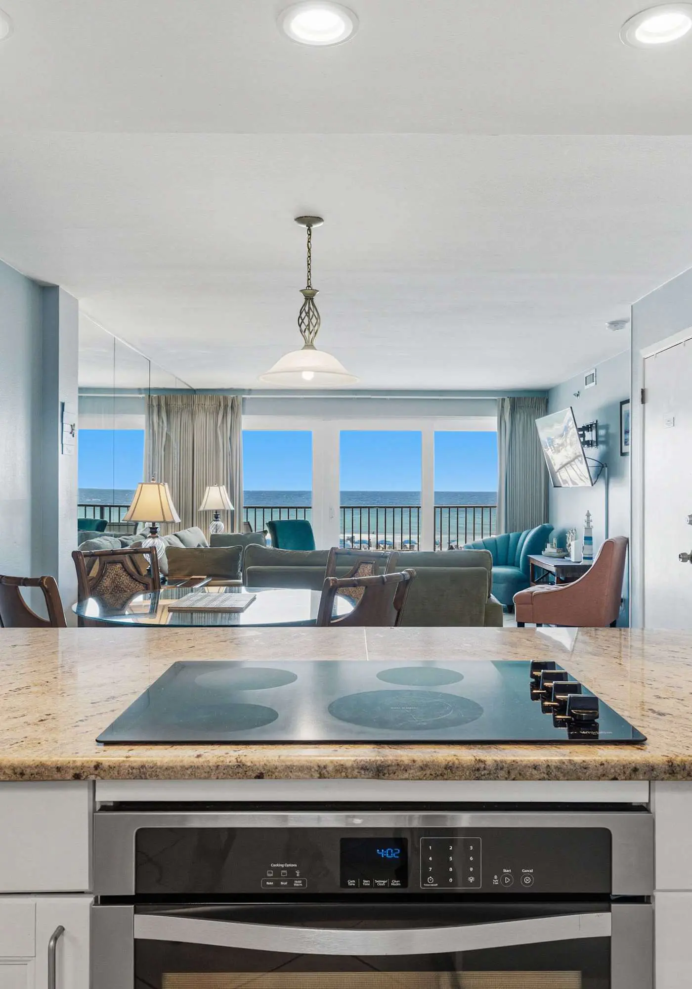 Beachfront, 3rd-floor condo with pool, hot tub, ocean view & fast WiFi