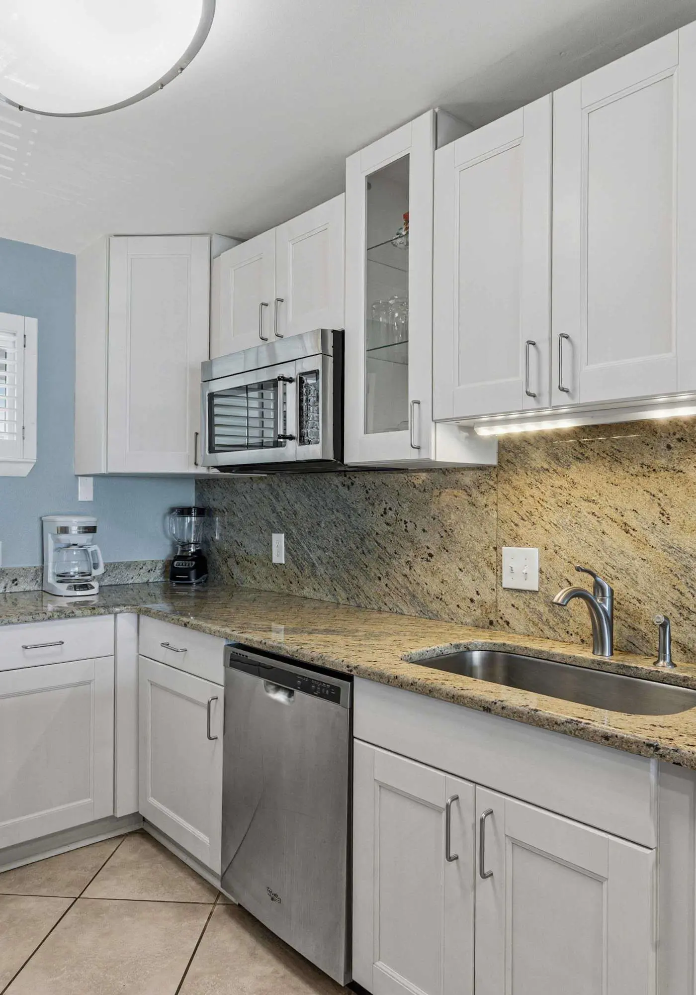 Beachfront, 3rd-floor condo with pool, hot tub, ocean view & fast WiFi