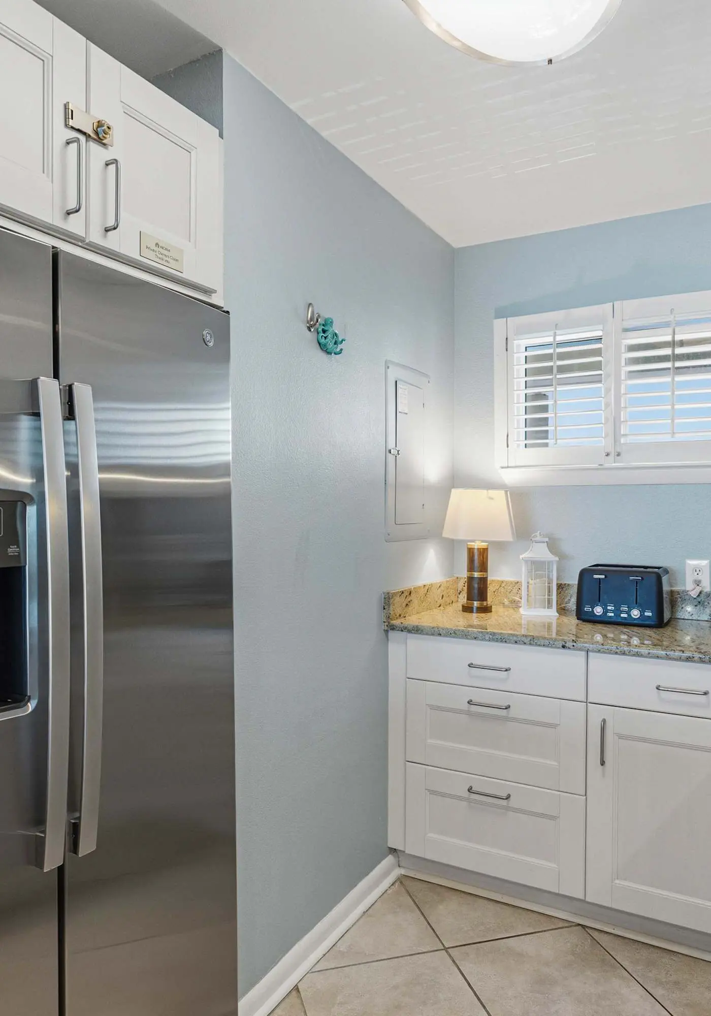 Beachfront, 3rd-floor condo with pool, hot tub, ocean view & fast WiFi