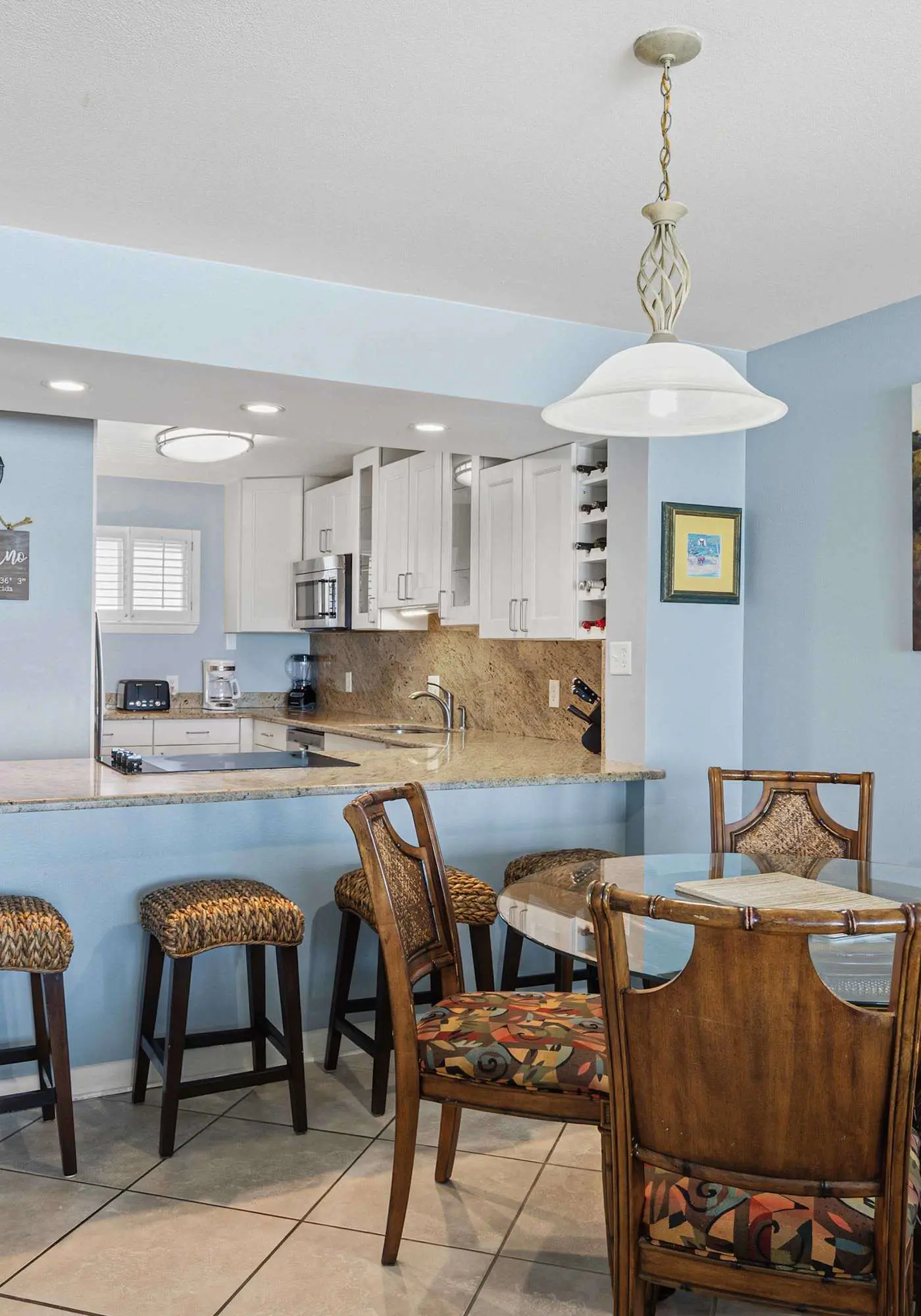 Beachfront, 3rd-floor condo with pool, hot tub, ocean view & fast WiFi