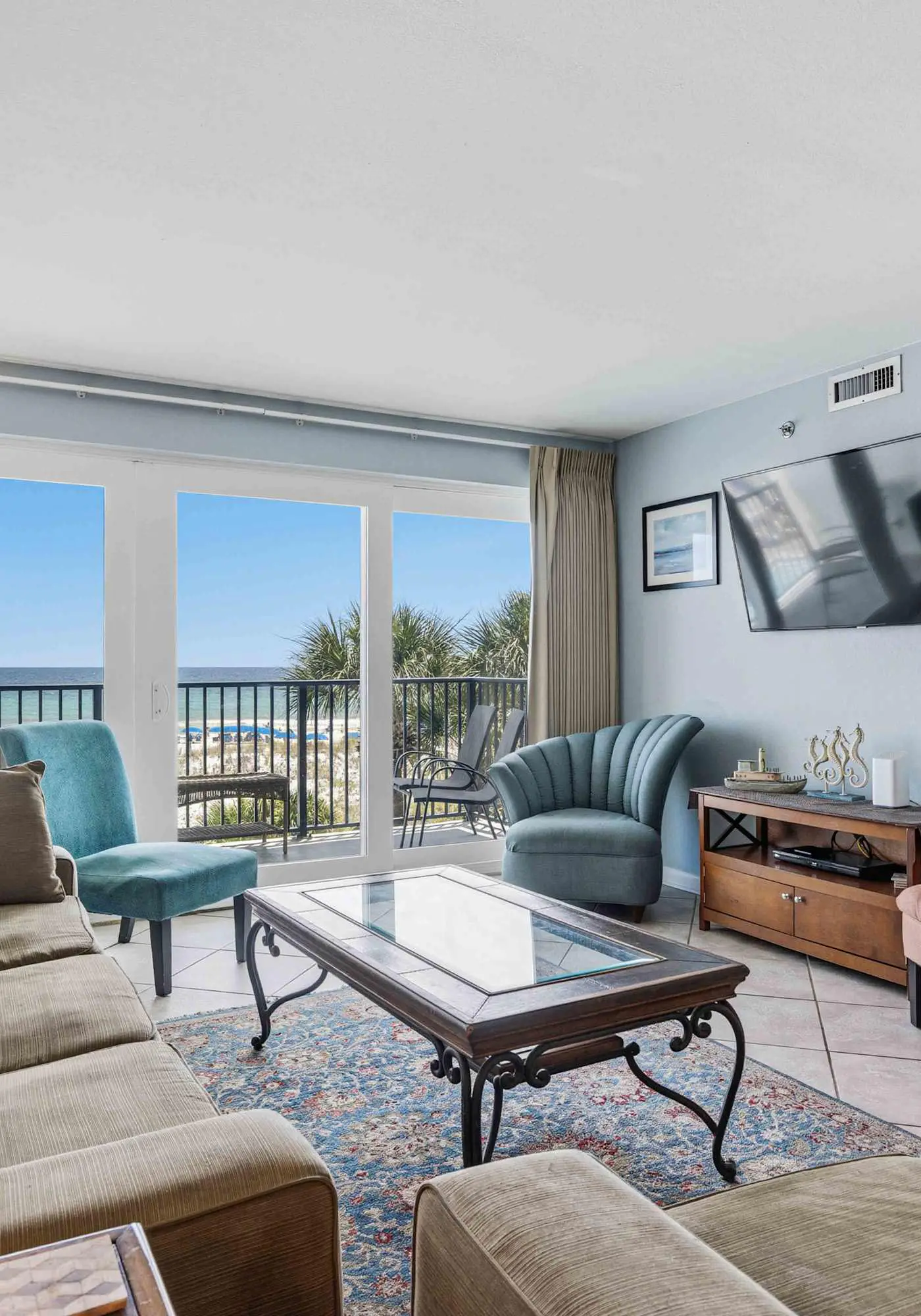Beachfront, 3rd-floor condo with pool, hot tub, ocean view & fast WiFi